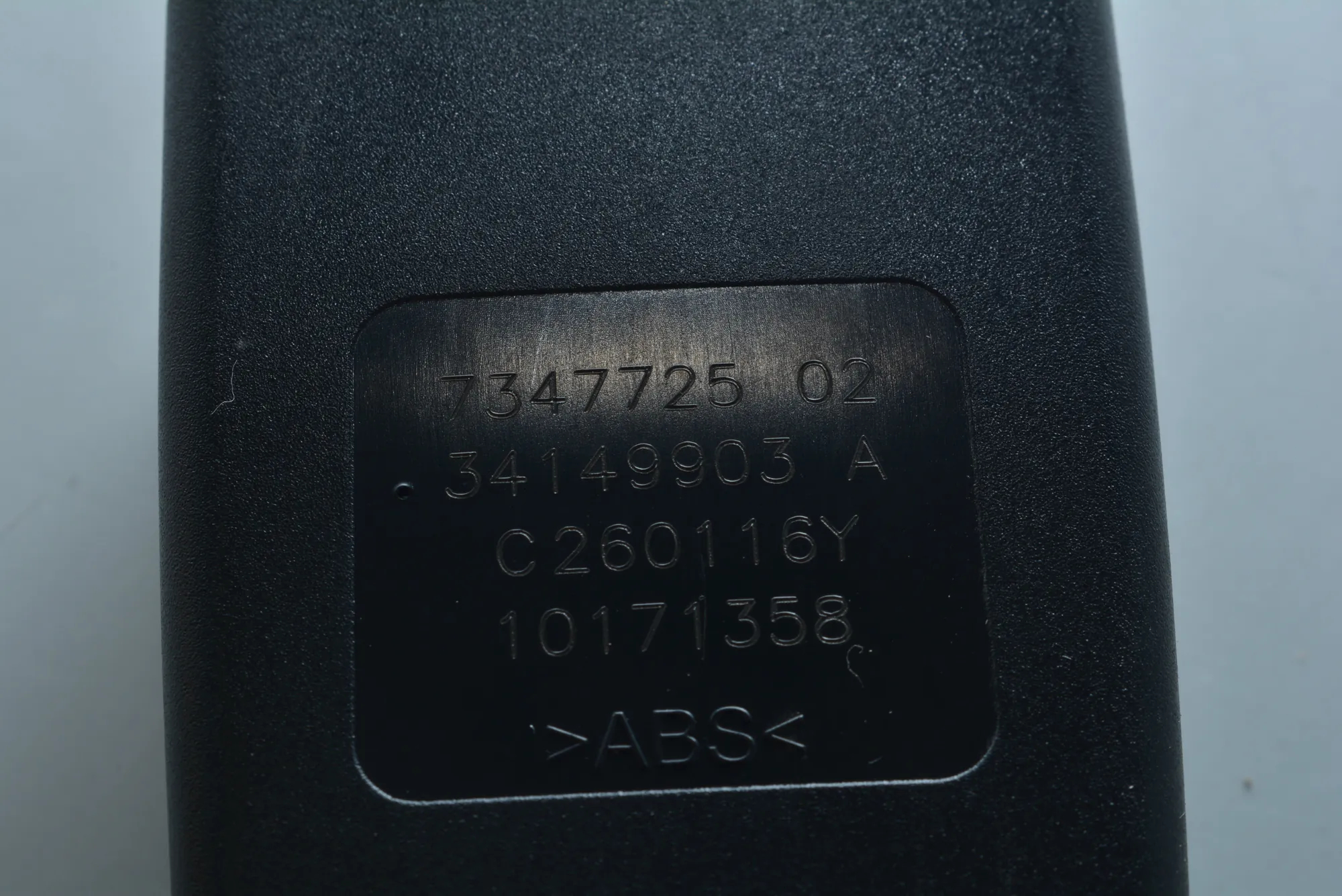 Rear Left Seat Buckle – OEM 7347725 · BMW i3 (I01) Hybrid 2016 – 5