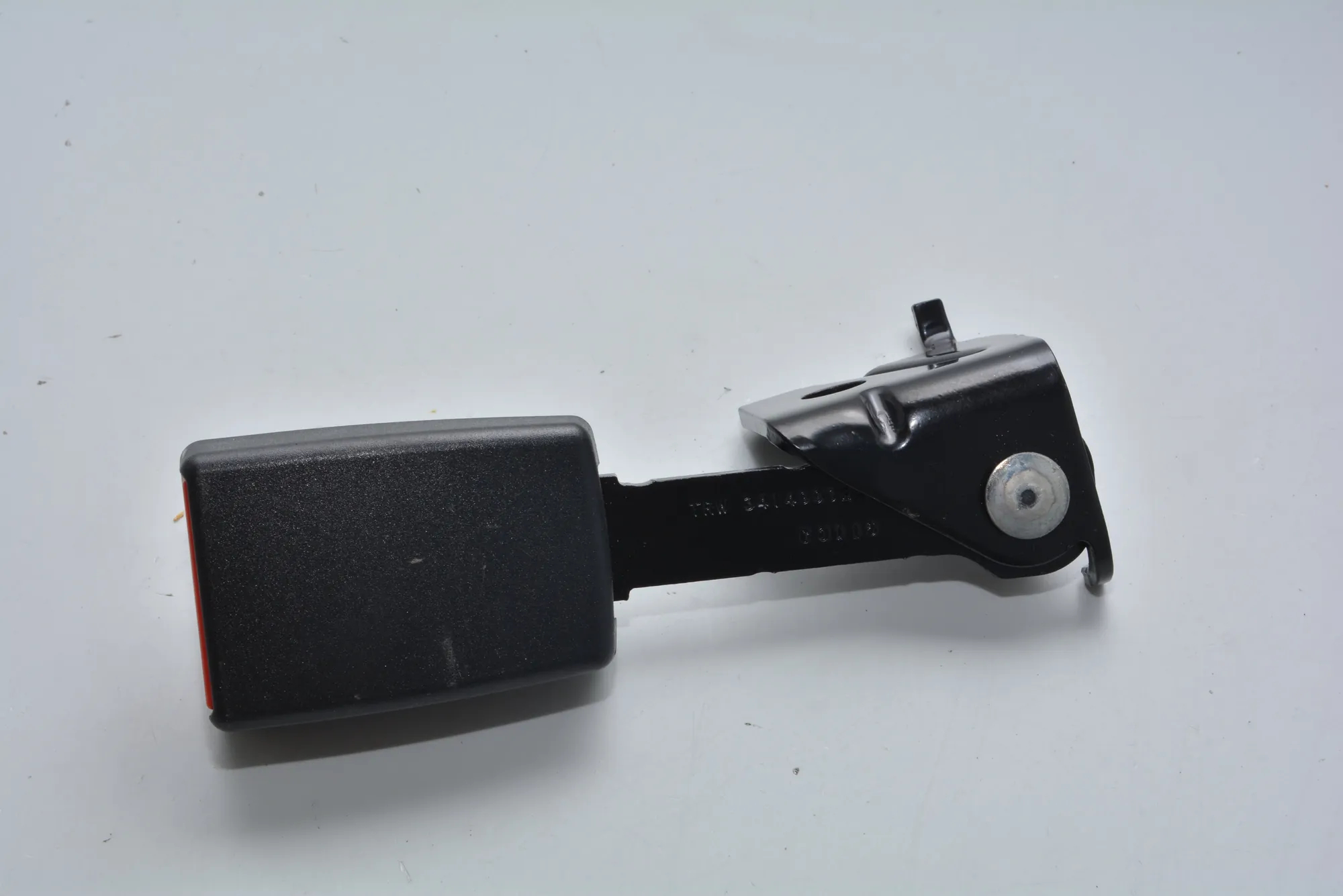 Rear Left Seat Buckle – OEM 7347725 · BMW i3 (I01) Hybrid 2016 – 2