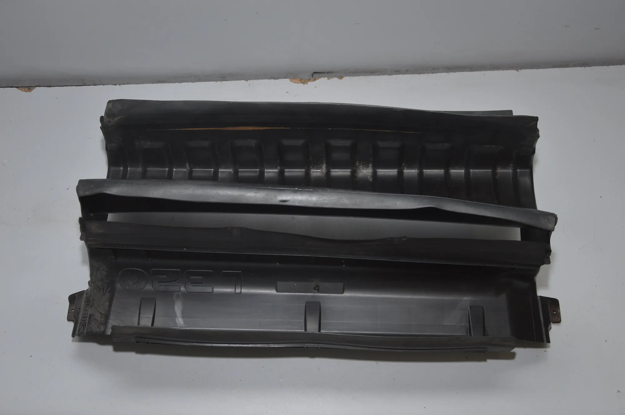 Radiator Air Intake Channel – OEM DXJ500121M0N7A · LAND ROVER RANGE ROVER SPORT (L320) 3.6 D 4x4 2008 – 3