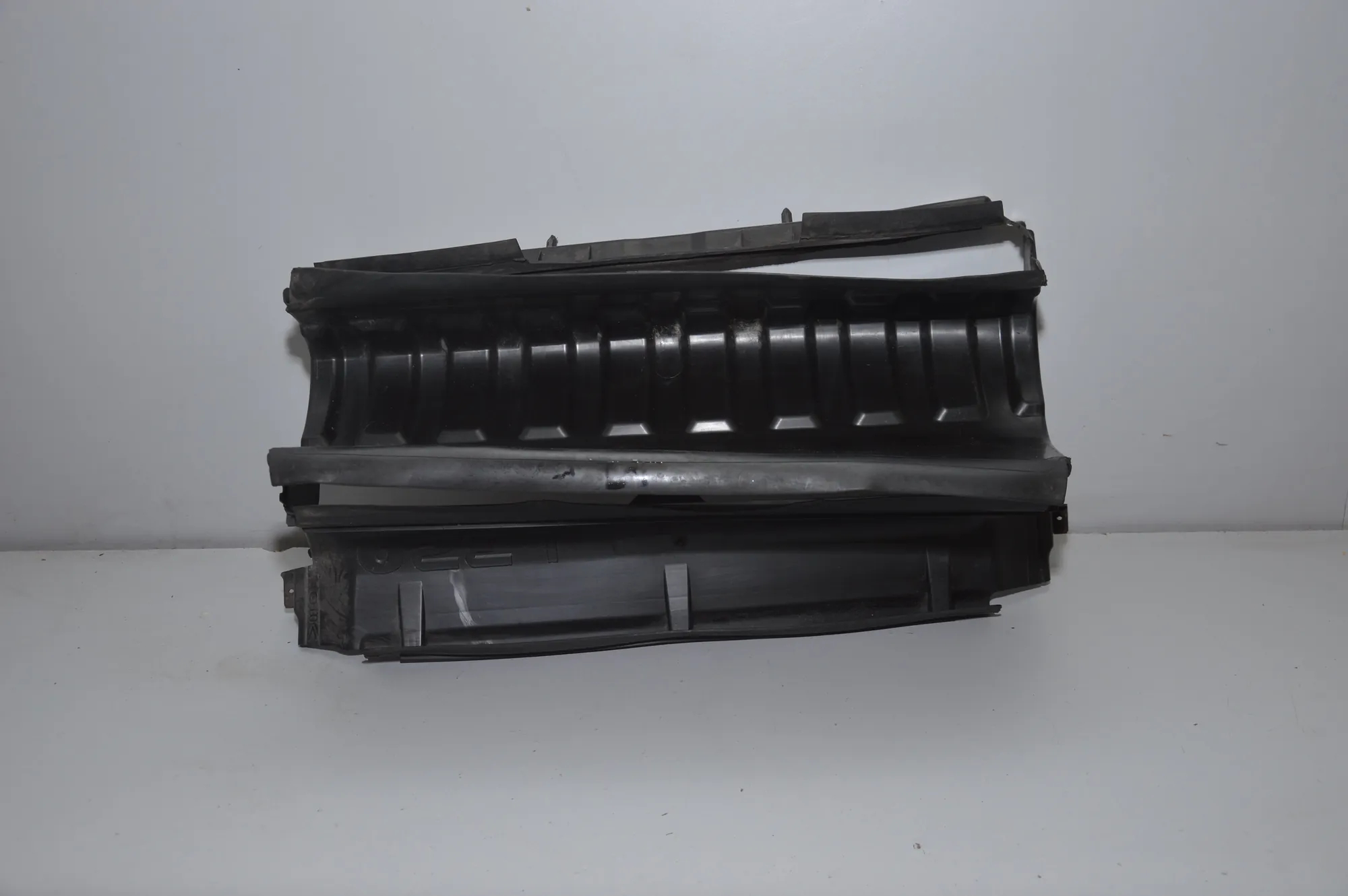 Radiator Air Intake Channel – OEM DXJ500121M0N7A · LAND ROVER RANGE ROVER SPORT (L320) 3.6 D 4x4 2008 – 2