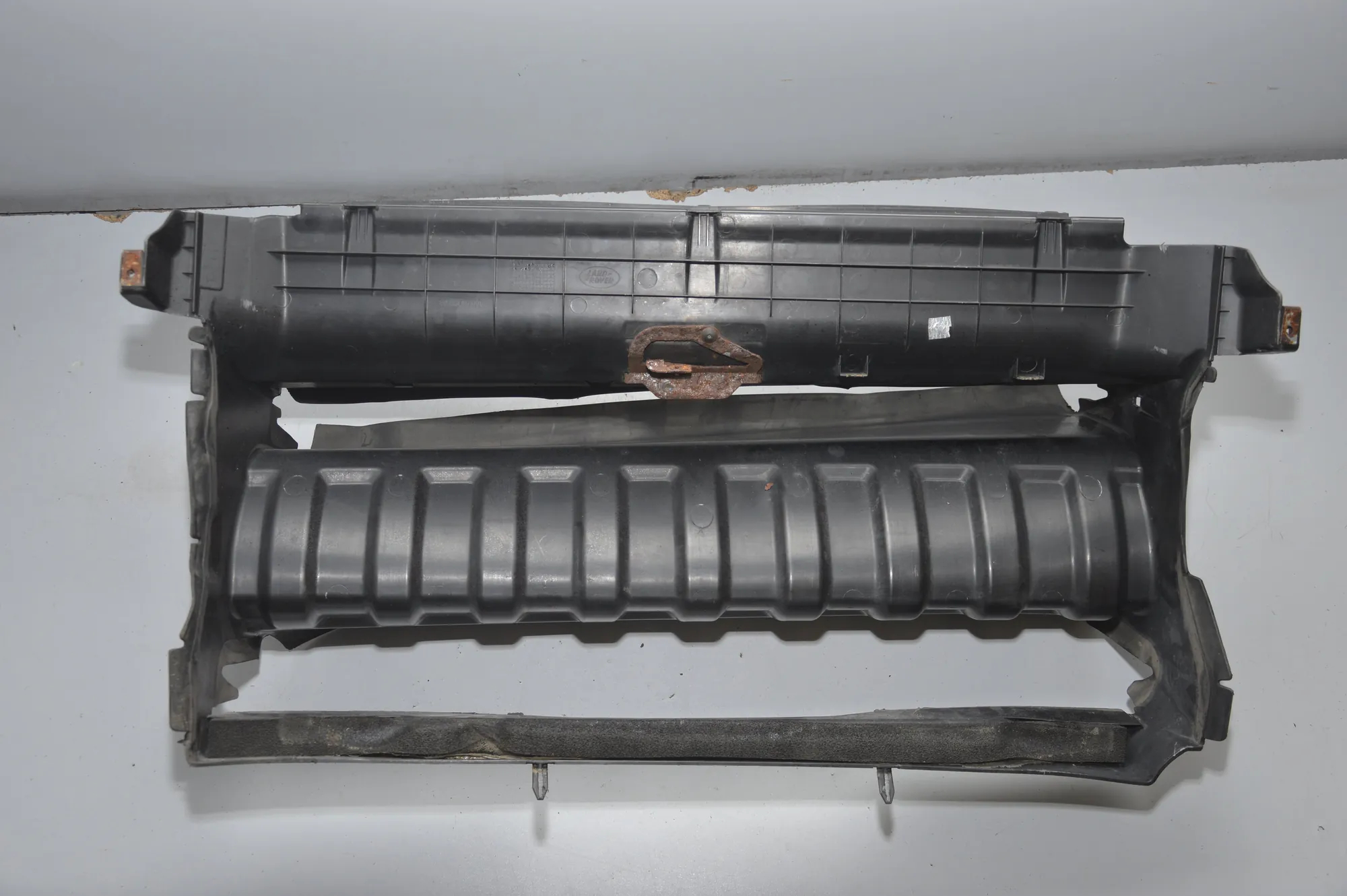 Radiator Air Intake Channel – OEM DXJ500121M0N7A · LAND ROVER RANGE ROVER SPORT (L320) 3.6 D 4x4 2008 – 4
