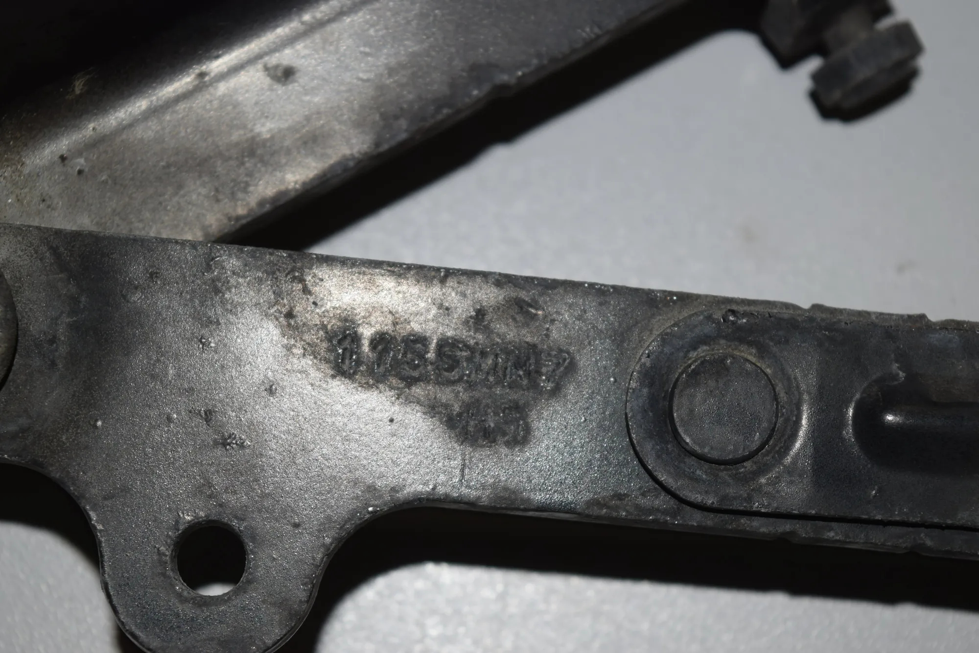 Front Left Bonnet Hinge – OEM NA · LAND ROVER RANGE ROVER SPORT (L320) 3.6 D 4x4 2008 – 3