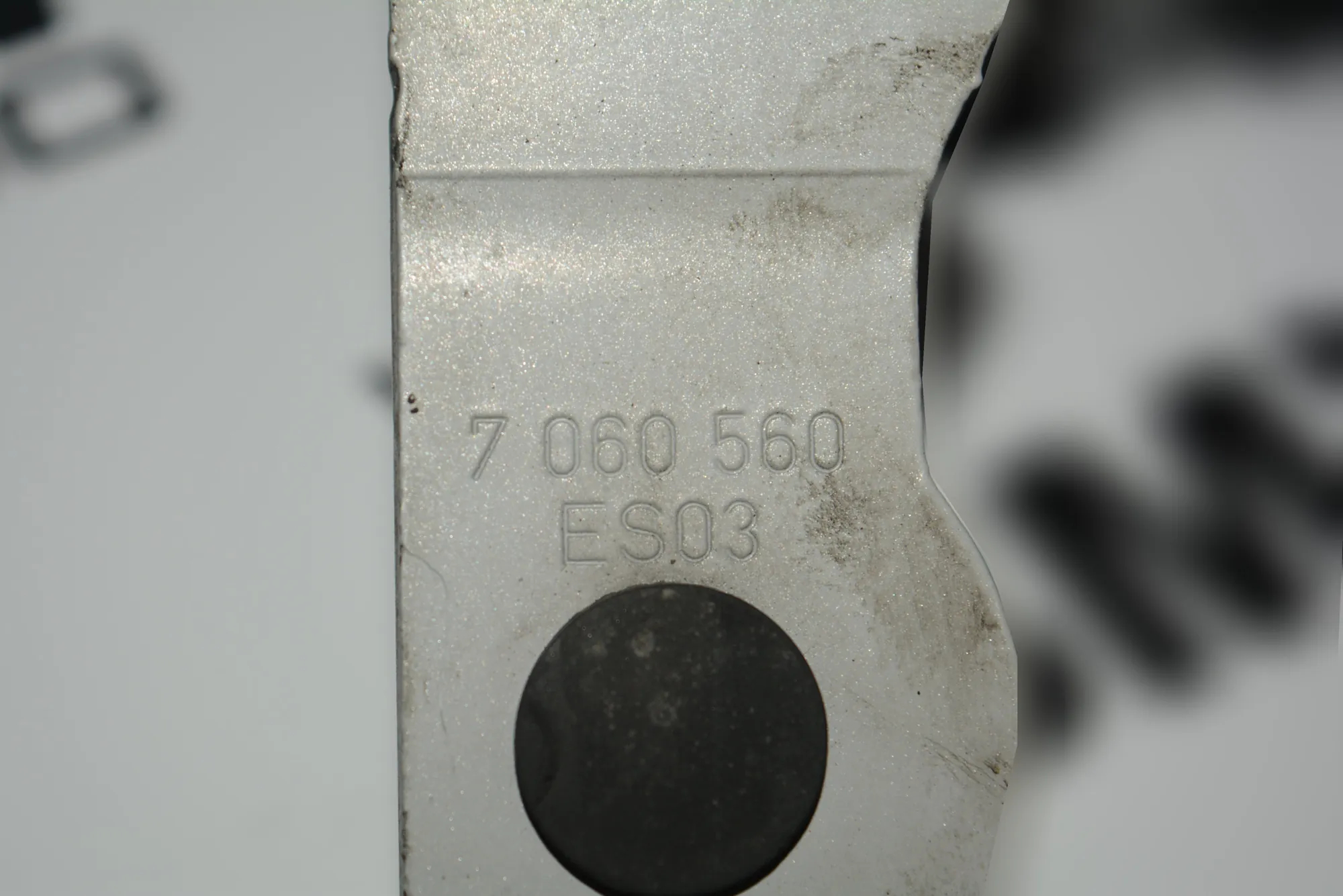 Front Right Bonnet Hinge – OEM 7060560 · BMW 1 (E87) 118 d 2006 – 3