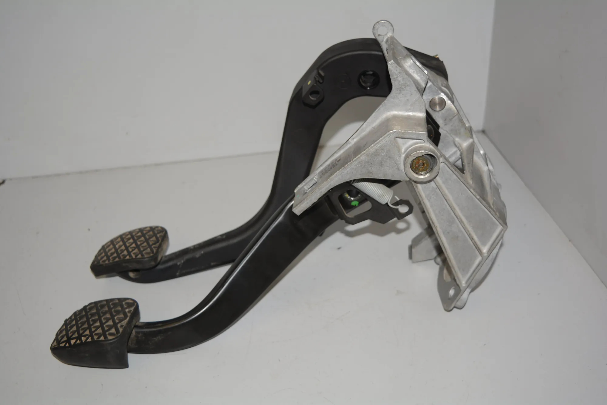 Brake Pedal – OEM 67613106751665 · BMW 1 (E87) 118 d 2006 – 4