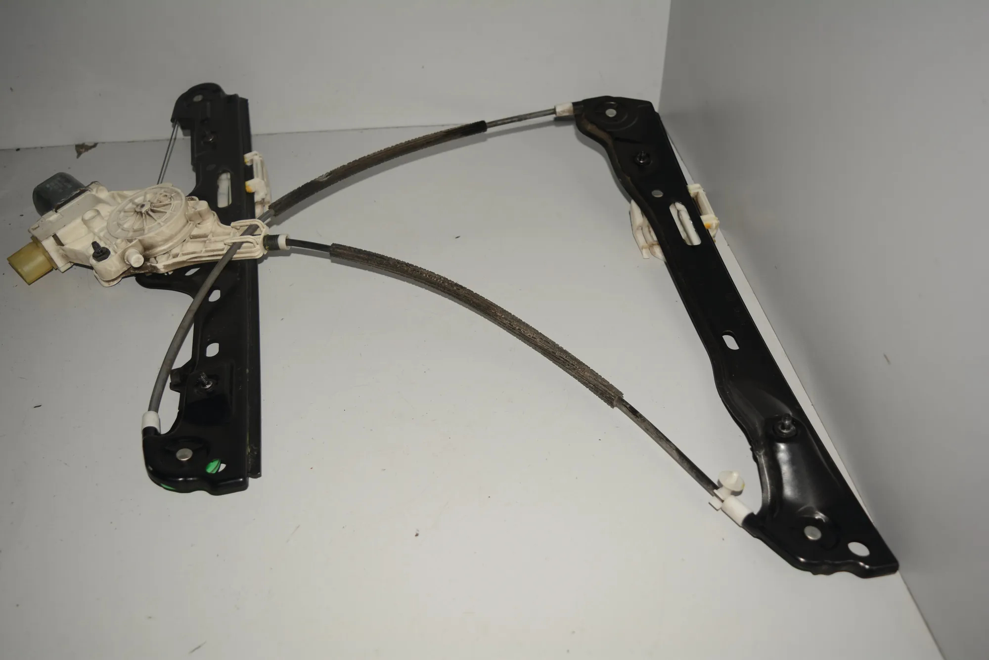 Front Left Door Window Regulator – OEM 70677957138465 · BMW 1 (E87) 118 d 2006