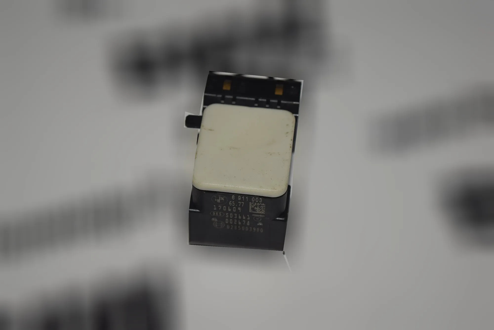 Front Right Impact Sensor – OEM 6911003 · BMW 3 (E90) 320 d 2009