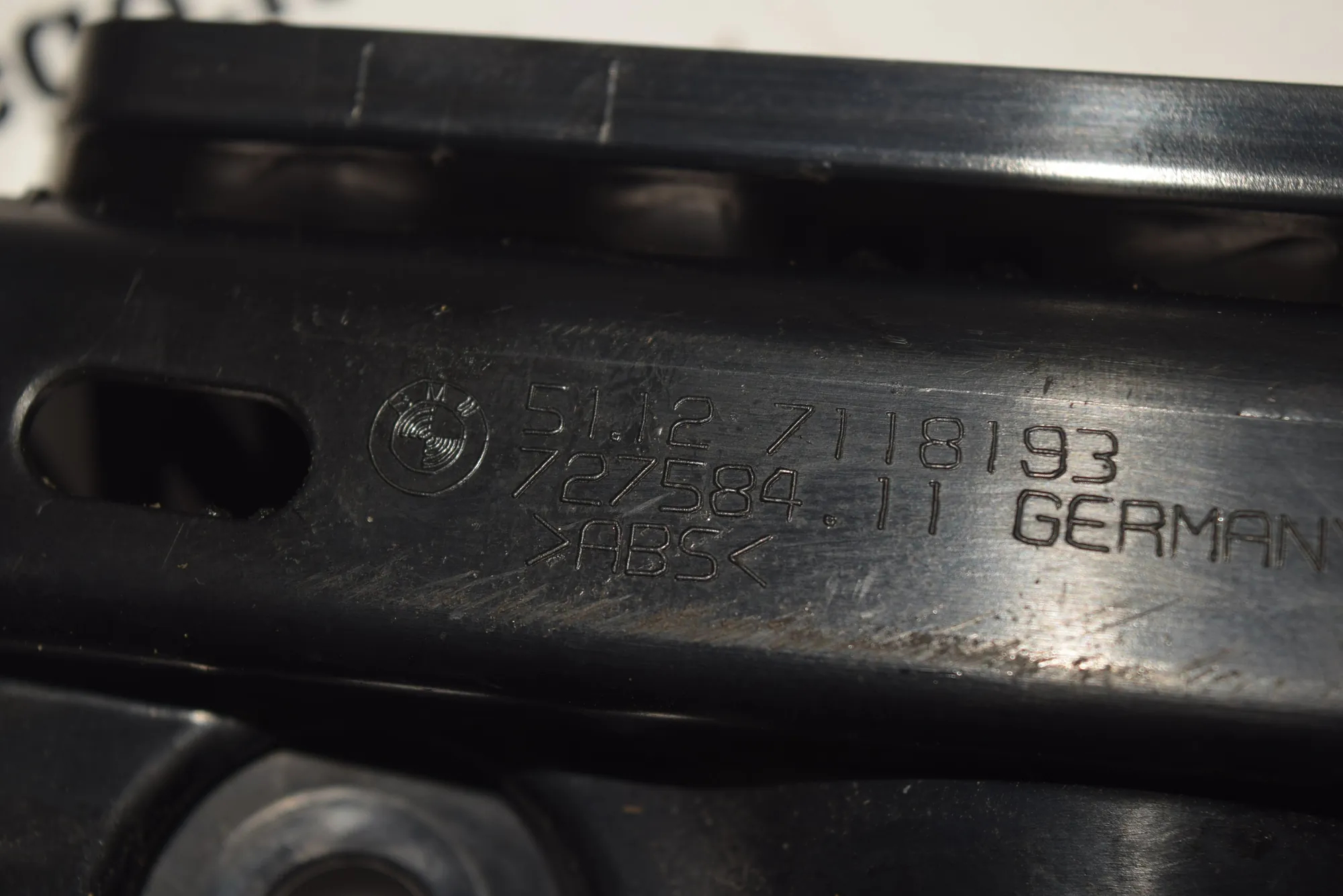 Rear Left Bumper Bracket – OEM 7118193 · BMW 3 (E90) 320 d 2009 – 4