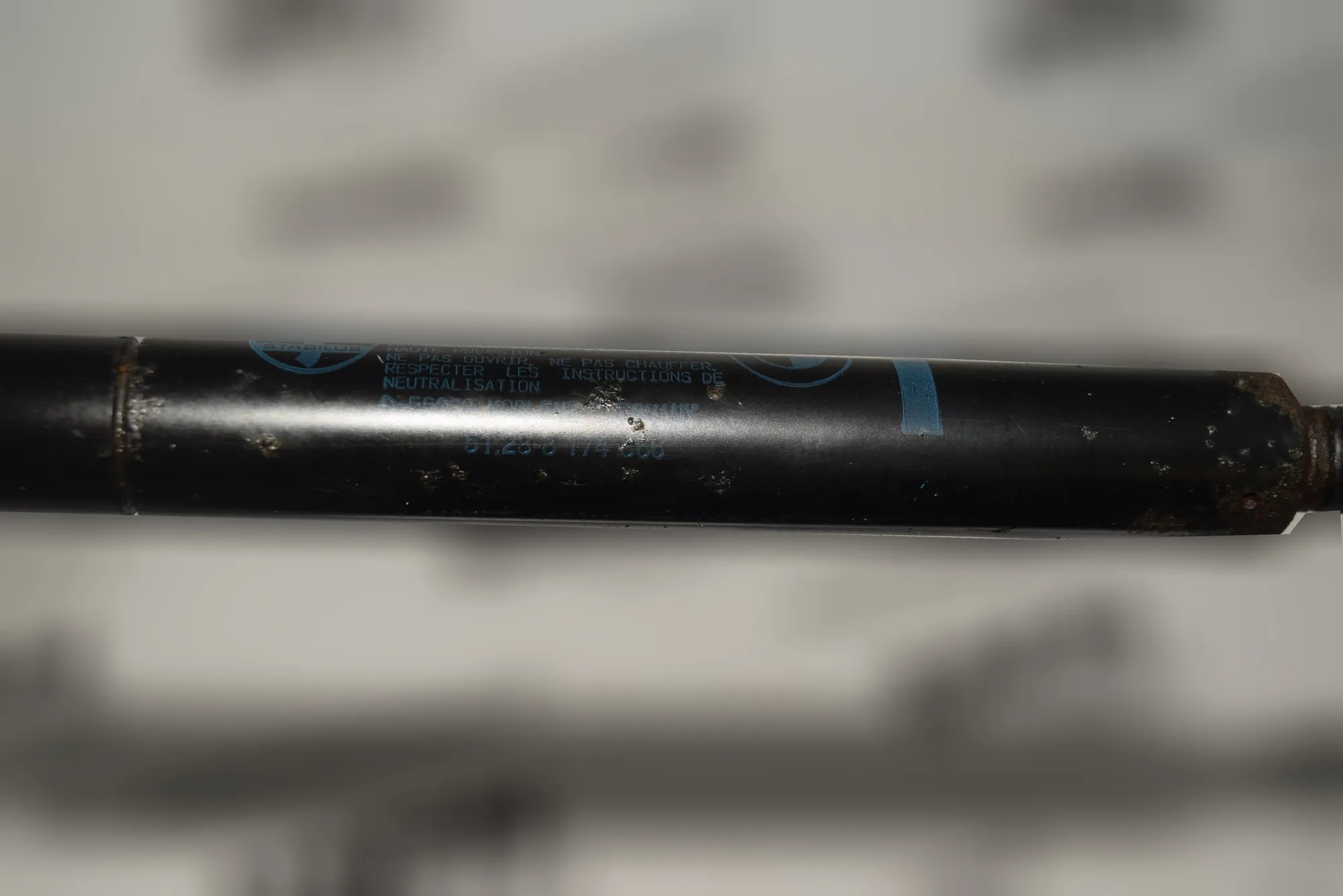 Front Left Bonnet Strut – OEM 8174866 · BMW 5 (E39) 525 d 2003 – 3