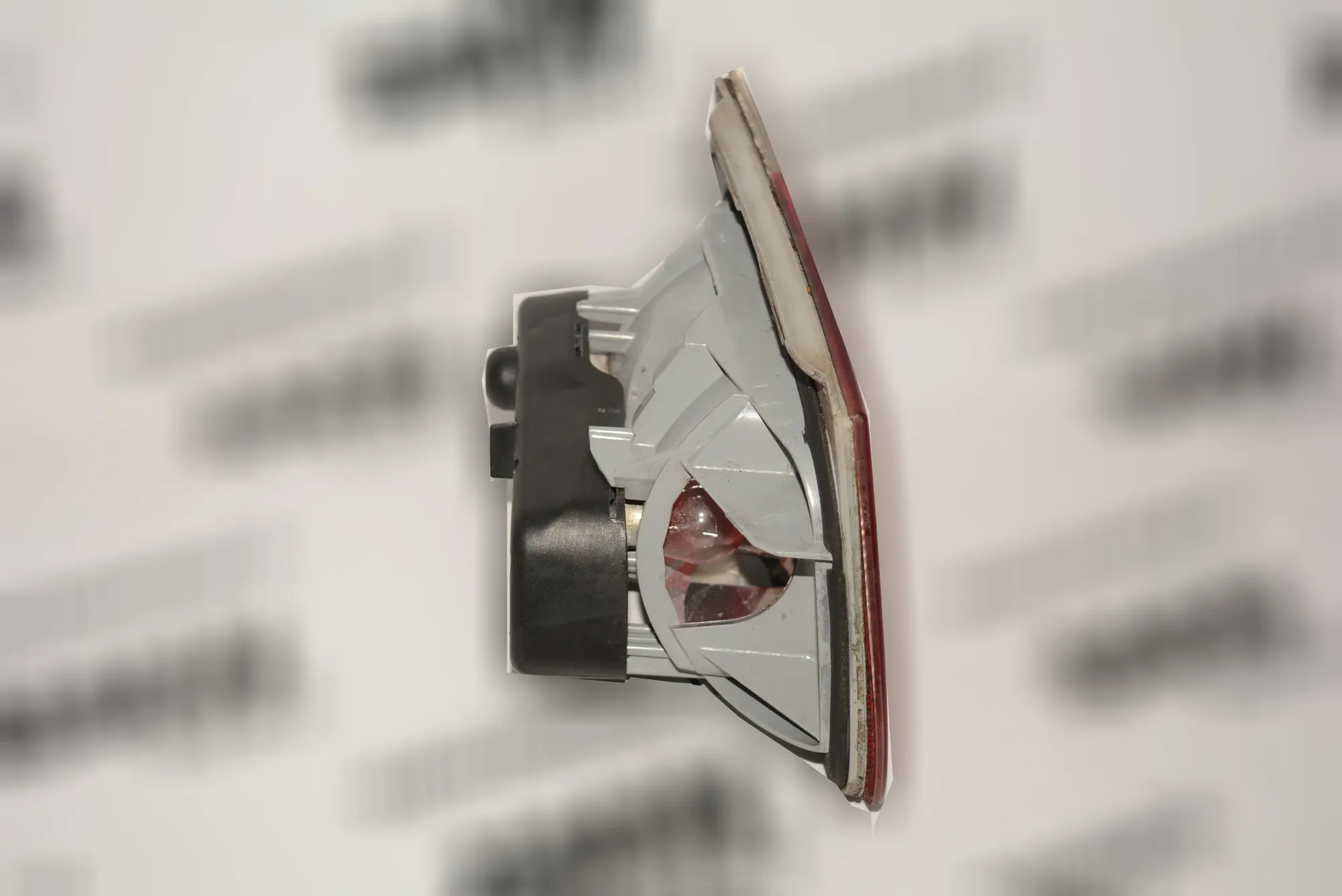 Left Side Tailgate Tail Light – OEM 6910537 · BMW 3 (E46) 330 i 2003 – 4