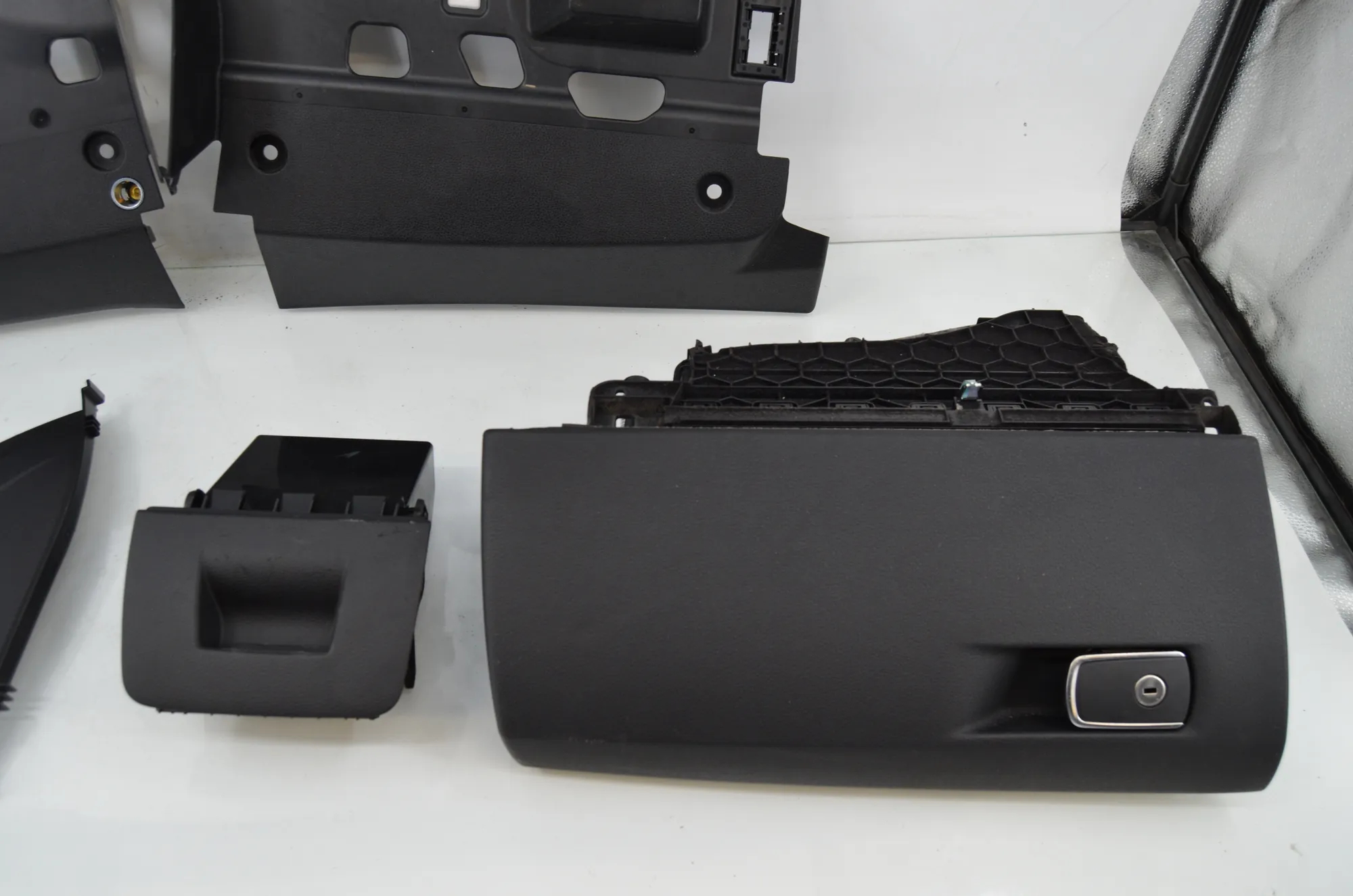 Dashboard Lower Trim – OEM 9218567 · BMW 3 Touring (F31) 330 d 2013 – 4