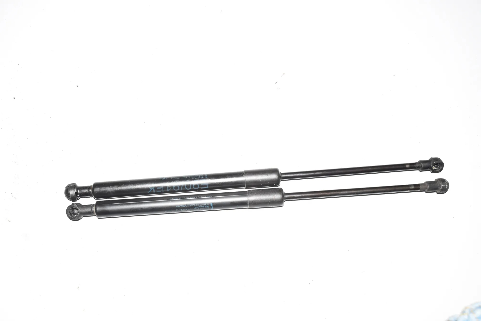 Front Right Bonnet Strut – OEM 7060550 · BMW 3 (E90) 330 i 2005 – 2