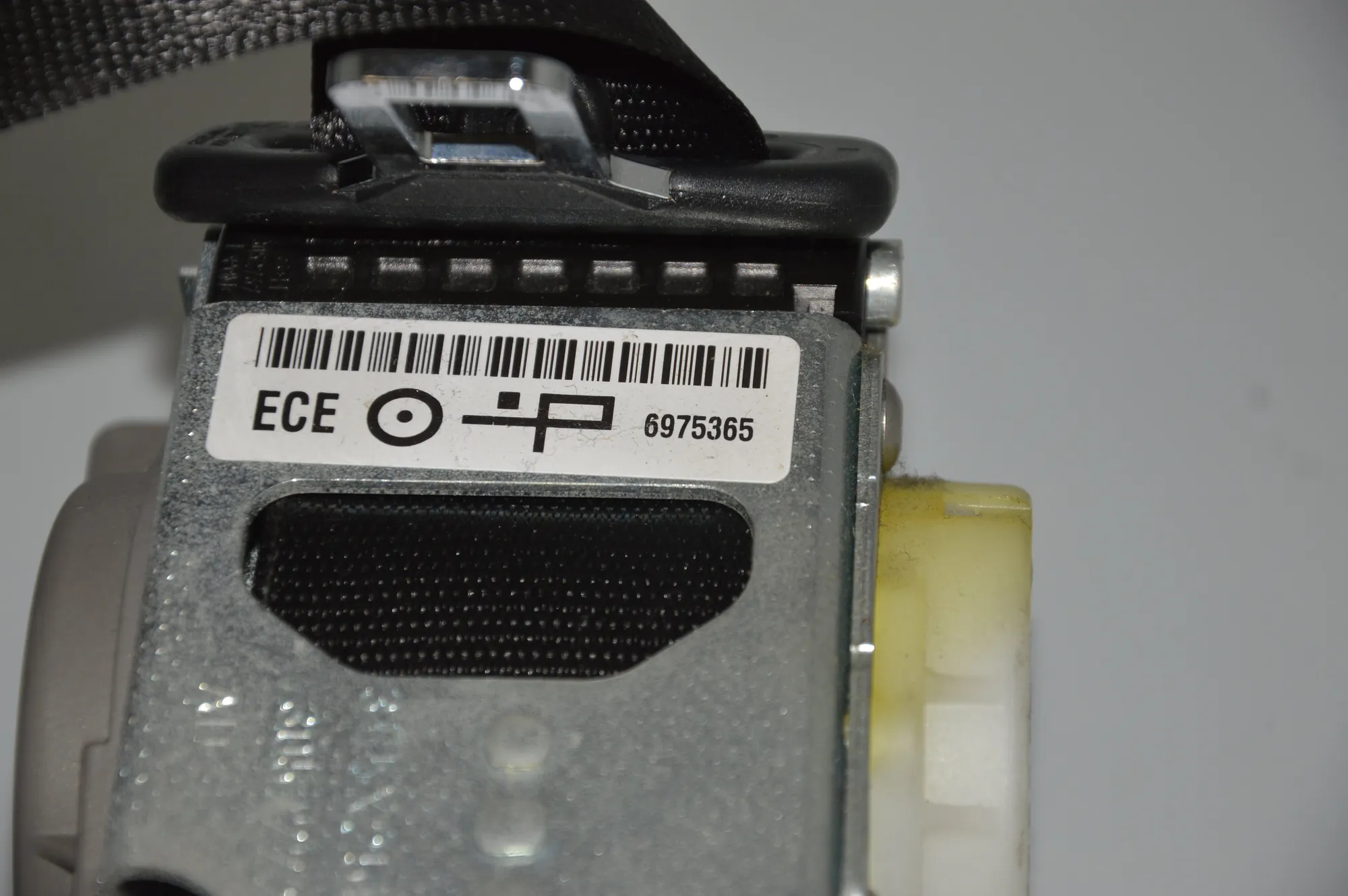 Rear Left Seatbelt – OEM 6975365 · BMW 3 (E90) 330 i 2005 – 4