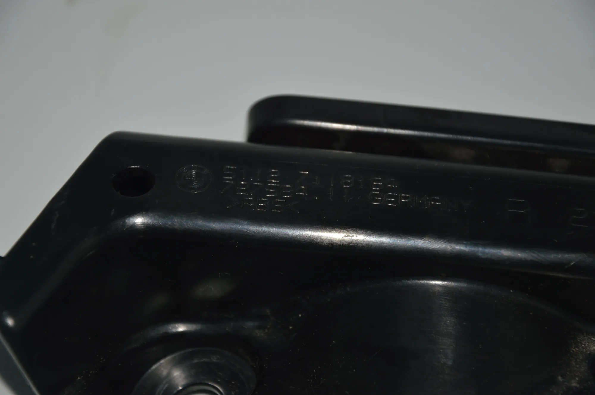 Rear Right Bumper Bracket – OEM 7118194 · BMW 3 (E90) 330 i 2005 – 3