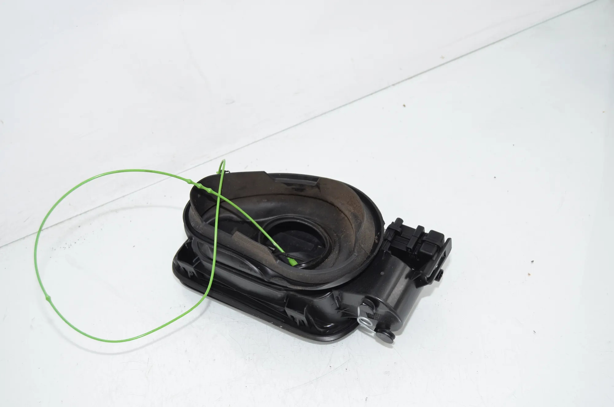 Fuel Tank Flap Cap – OEM 7238100 · BMW 3 Touring (F31) 330 d 2013 – 4