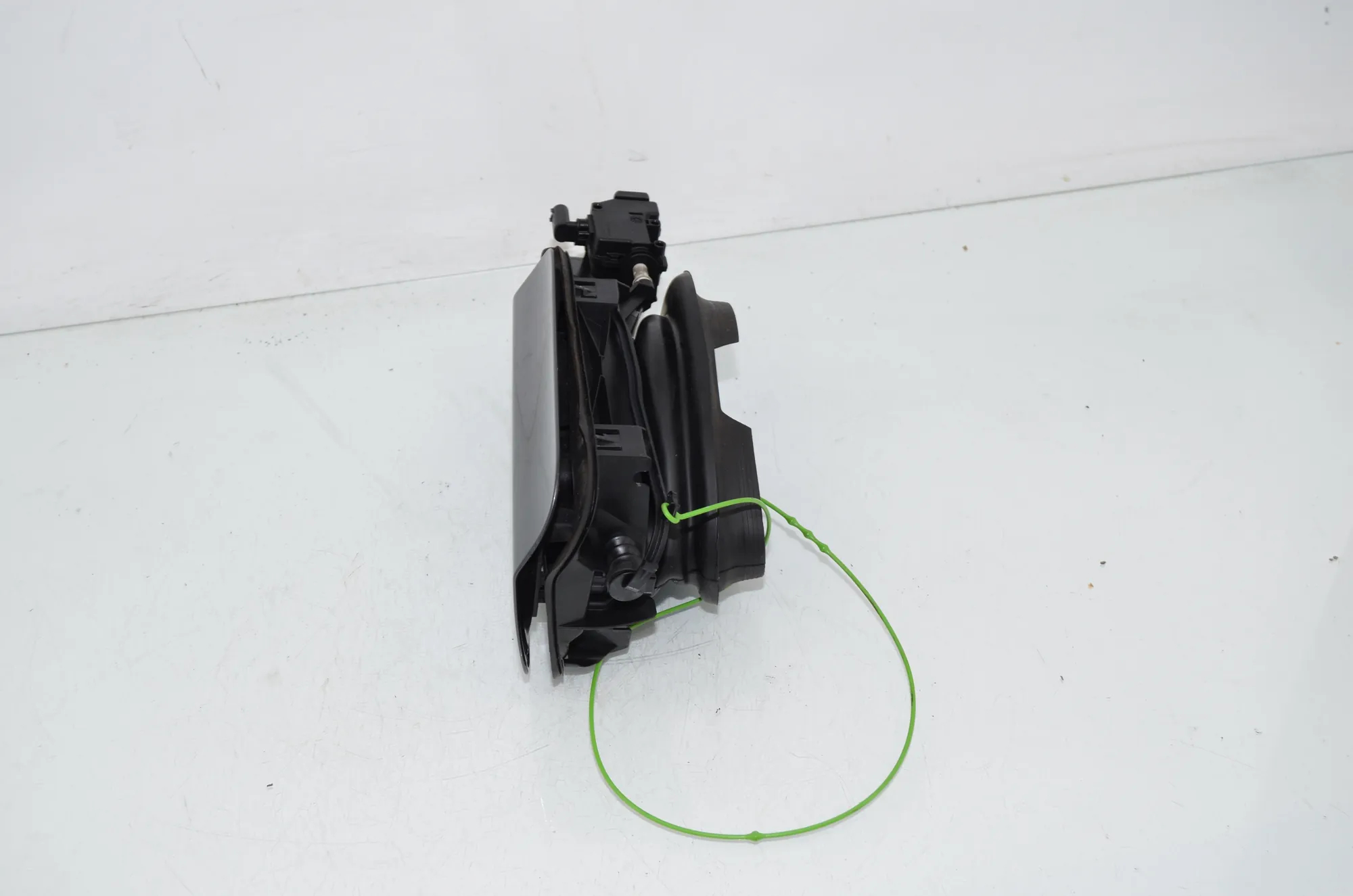 Fuel Tank Flap Cap – OEM 7238100 · BMW 3 Touring (F31) 330 d 2013 – 2