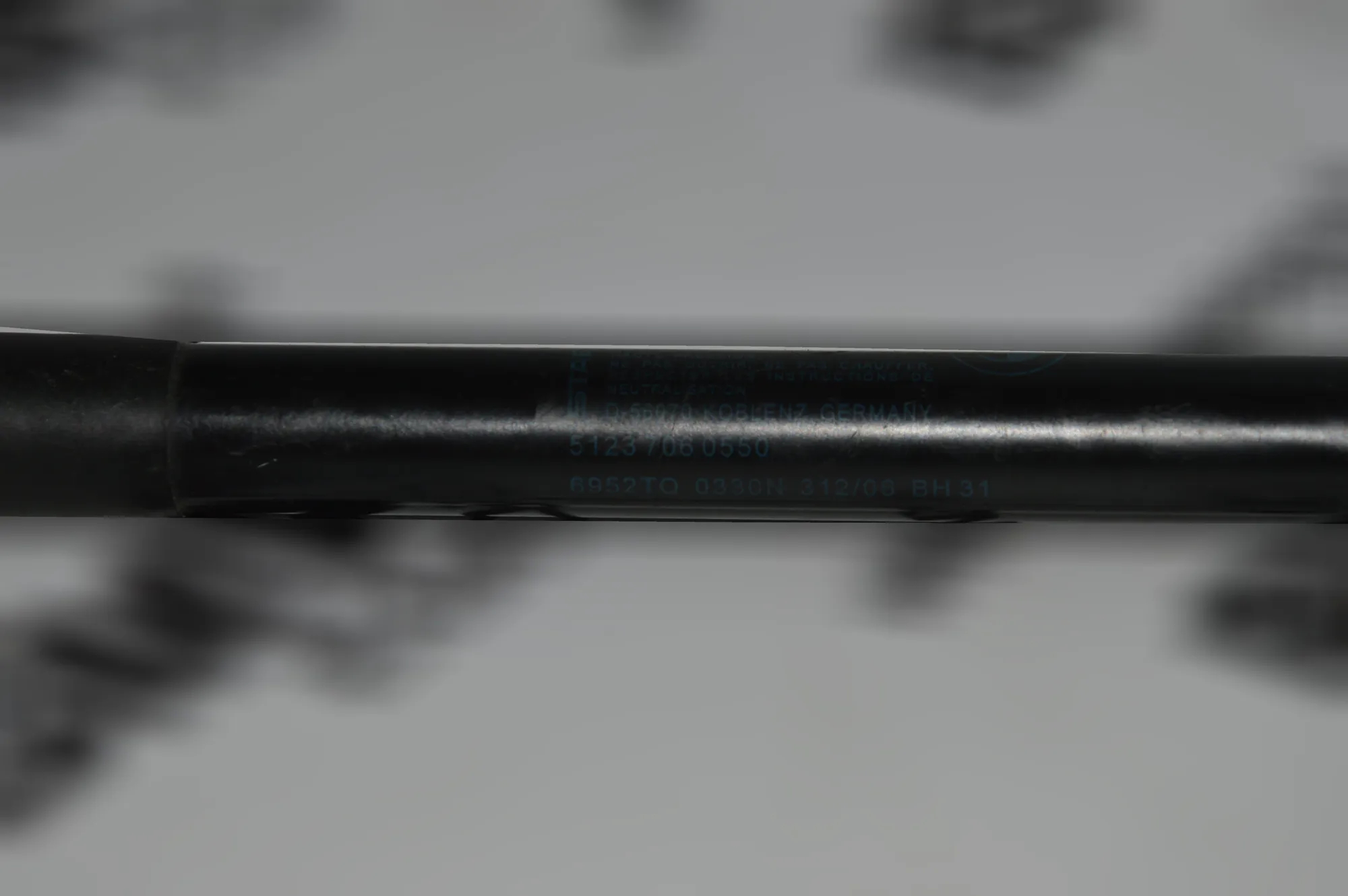 Front Left Bonnet Strut – OEM 7060550 · BMW 3 (E90) BMW 3 (E90) 2006 – 4