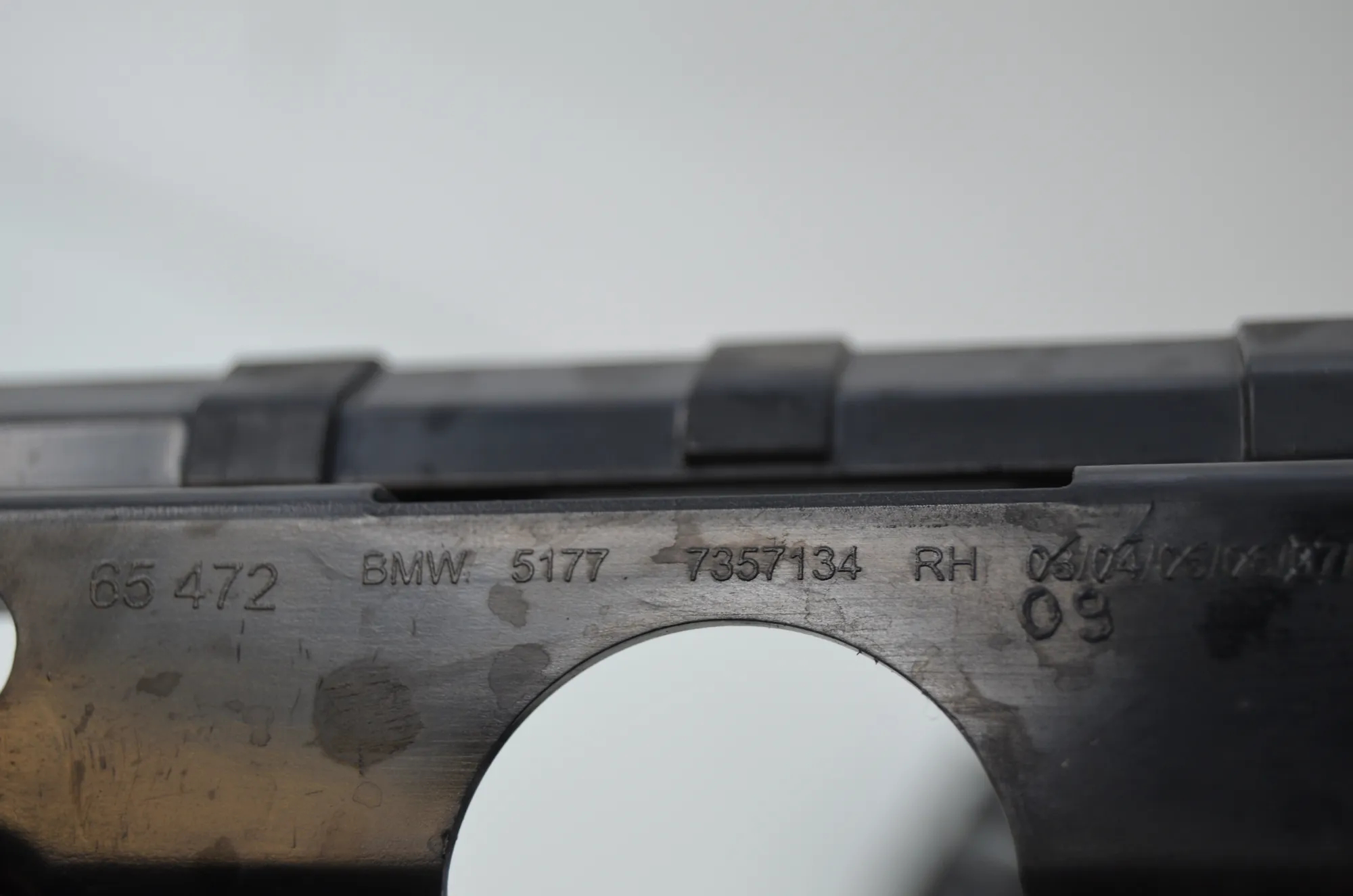 Sideskirt Bracket – OEM 7357135 · BMW 7 (G11, G12) 750 d, Ld xDrive 2016 – 7