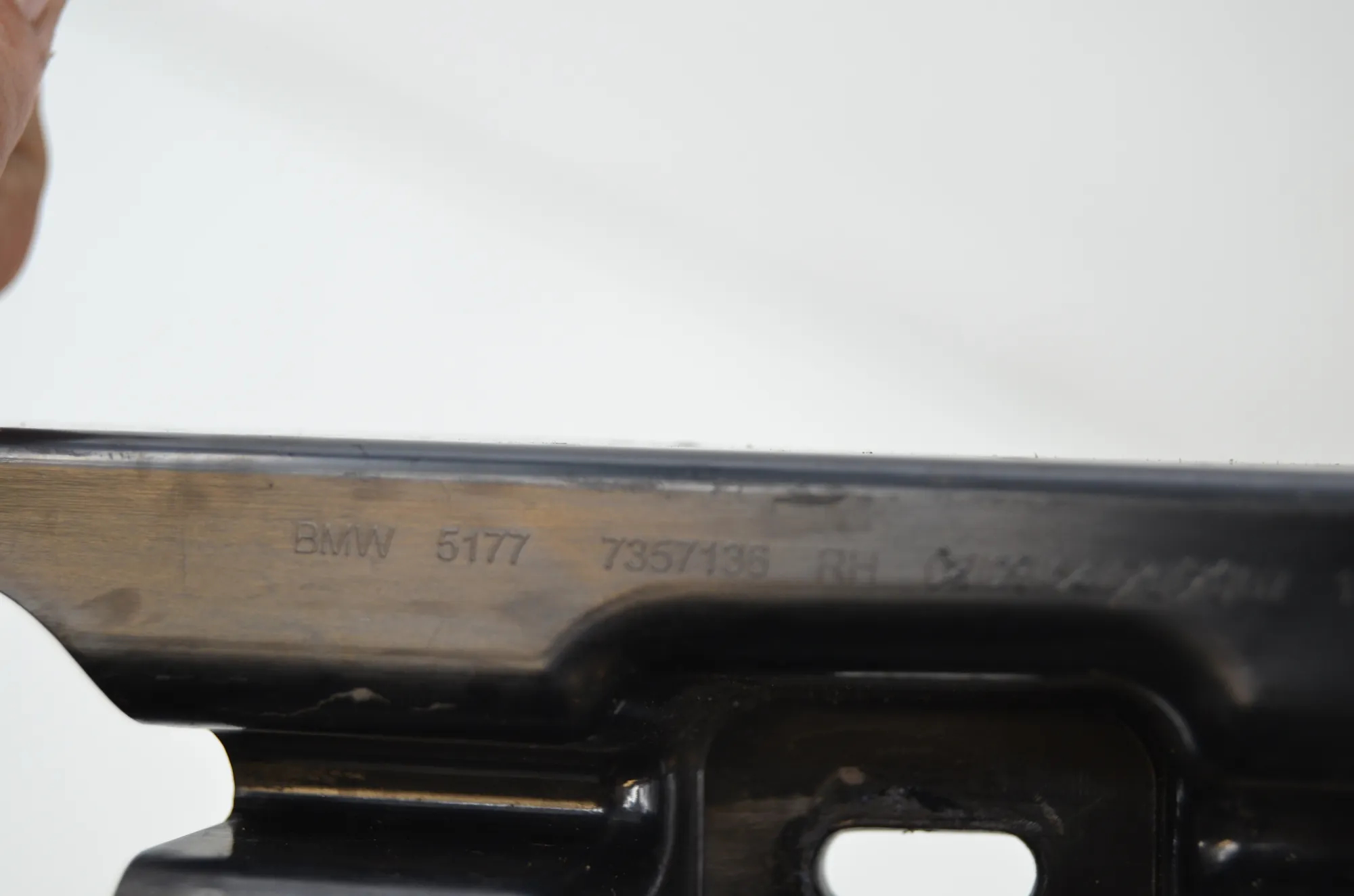 Sideskirt Bracket – OEM 7357135 · BMW 7 (G11, G12) 750 d, Ld xDrive 2016 – 9