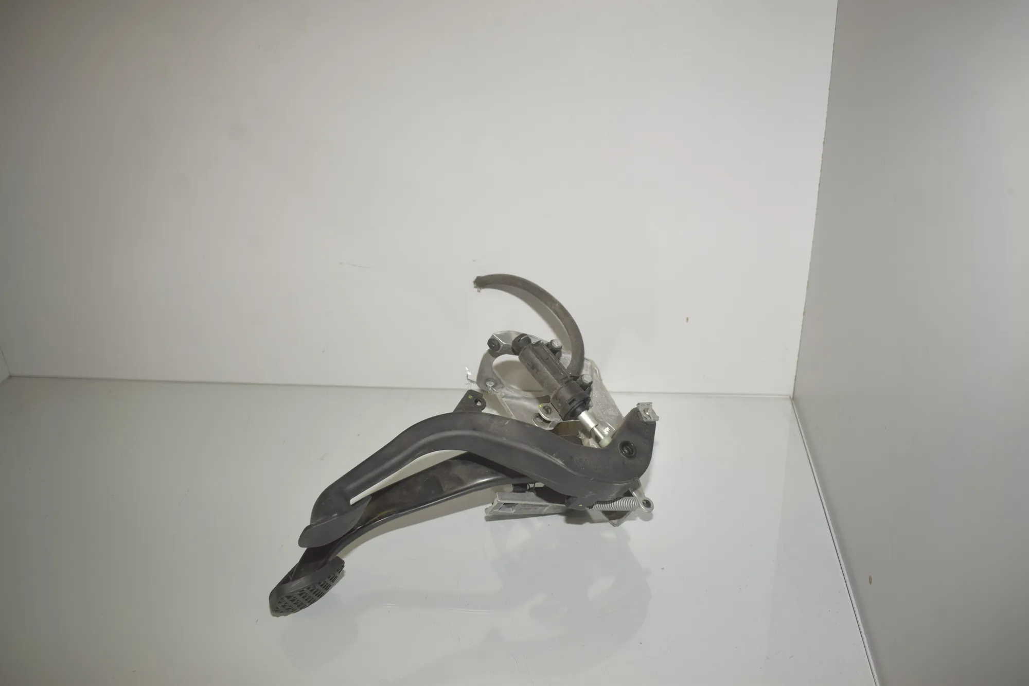 Clutch Pedal – OEM 67613102283725 · BMW X1 (E84) BMW X1 (E84) 2010 – 5