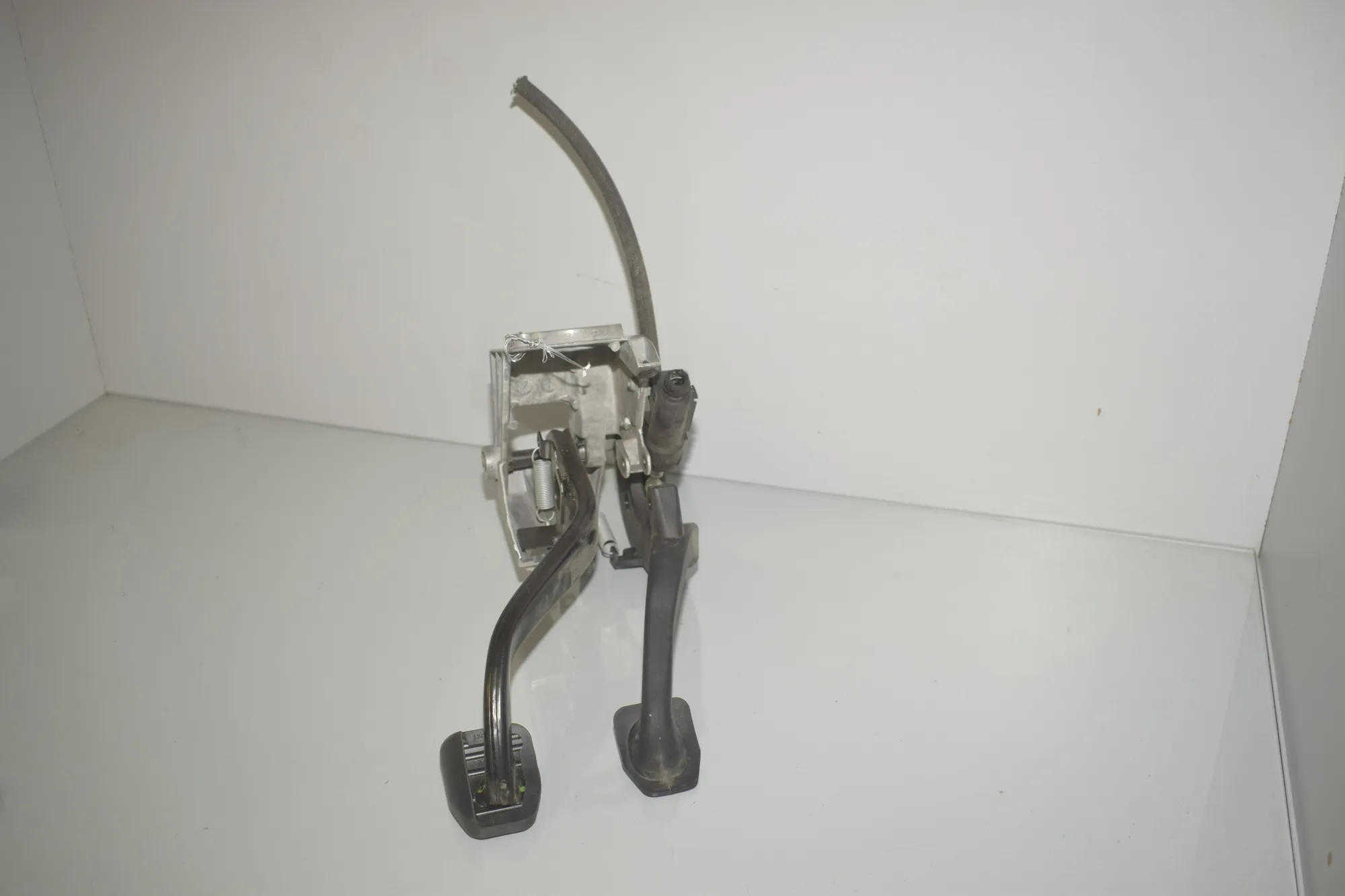 Clutch Pedal – OEM 67613102283725 · BMW X1 (E84) BMW X1 (E84) 2010 – 4