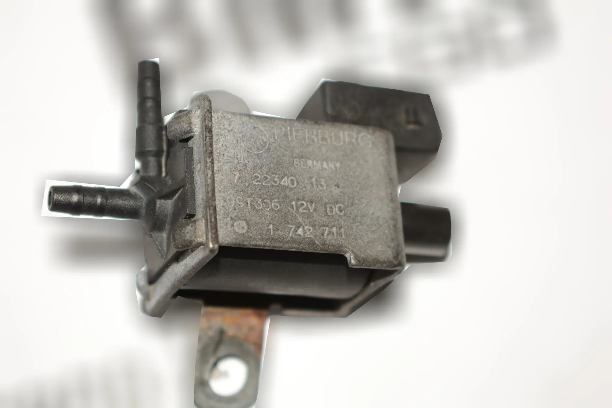 Solenoid Valve – OEM 1742711 · BMW 5 (E39) BMW 5 (E39) 1999 – 3
