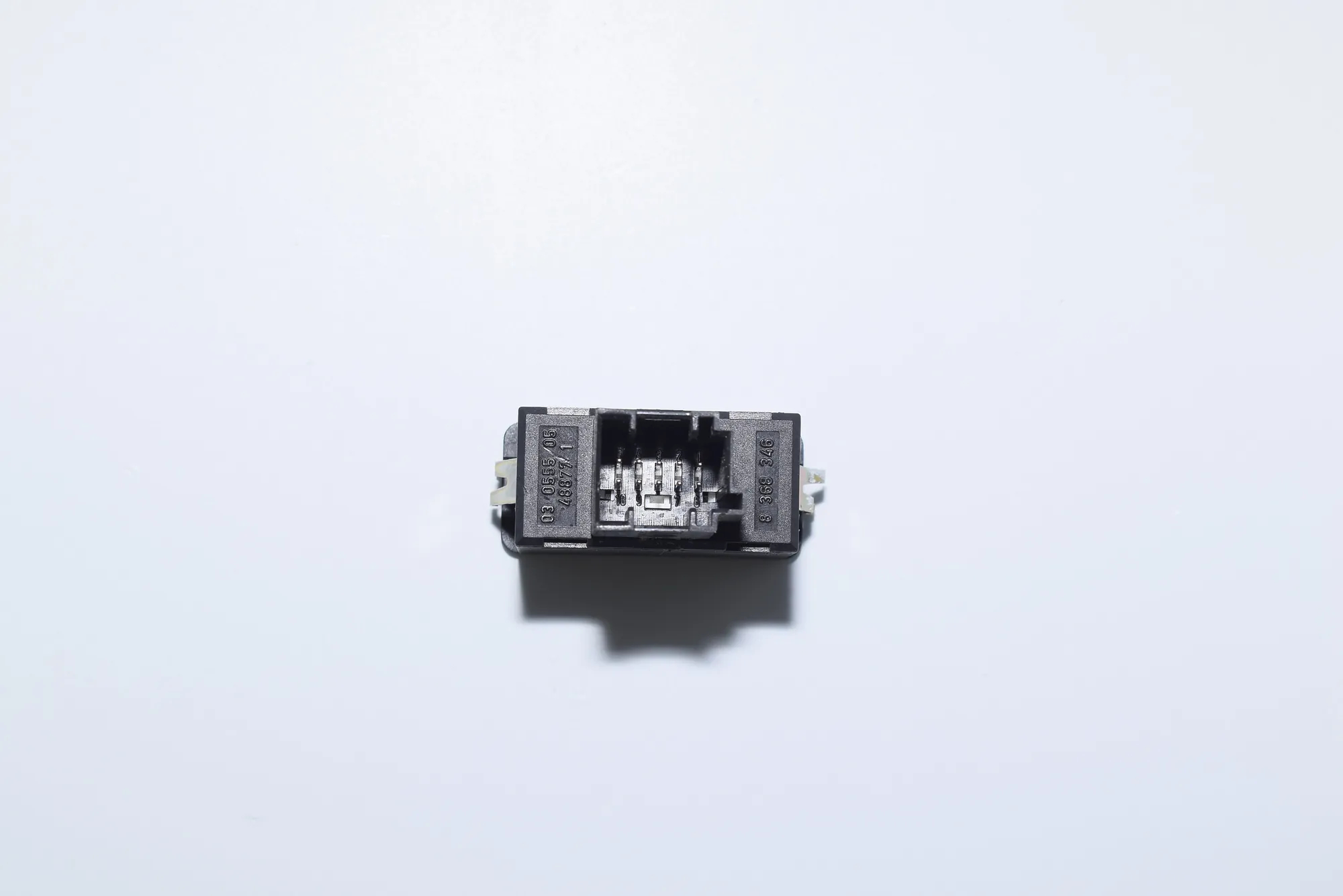 USB/AUX-In Socket Port – OEM 8368346 · BMW 7 (E38) 1999 – 3