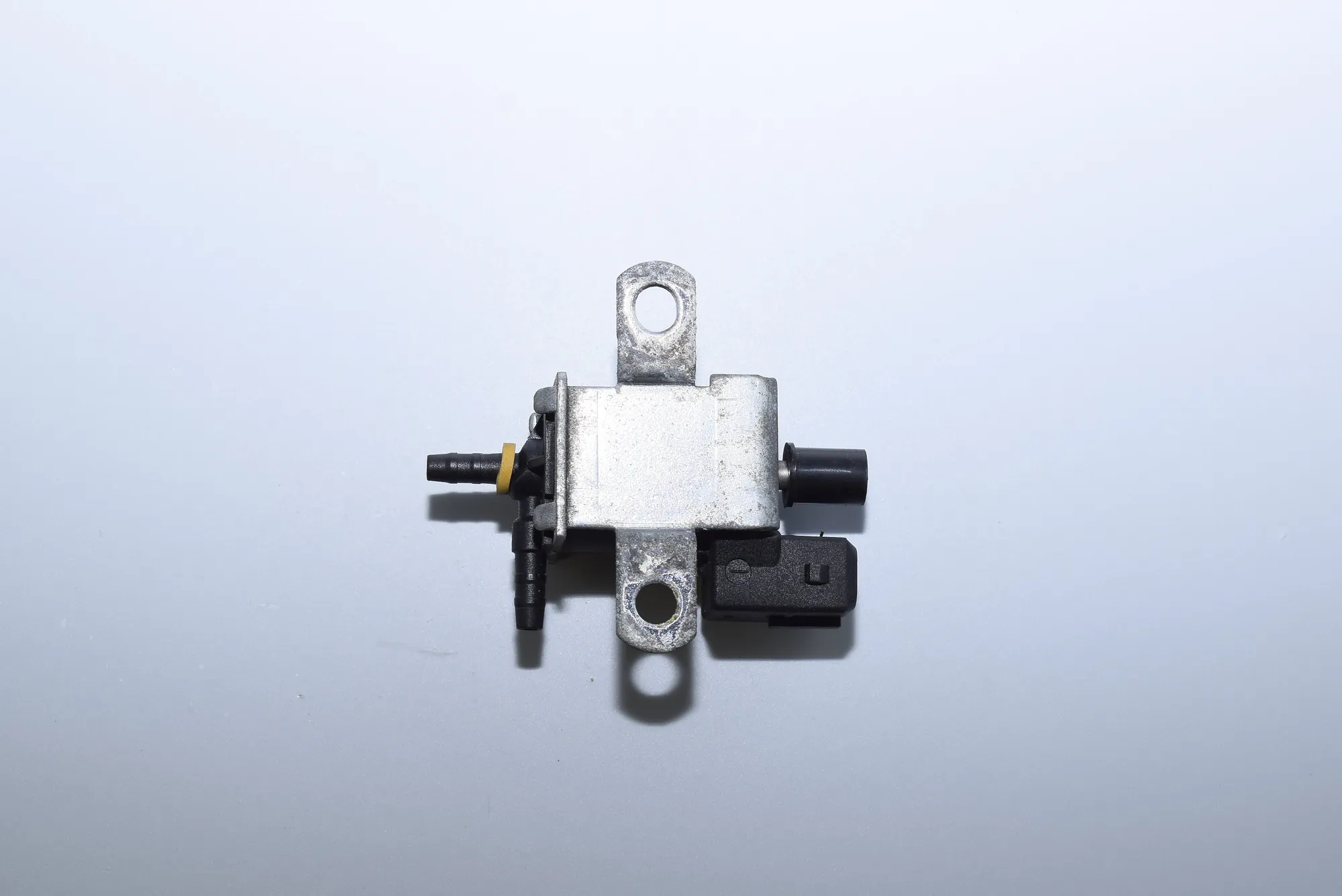 Solenoid Valve – OEM 1742711 · BMW 7 (E38) 1999 – 2