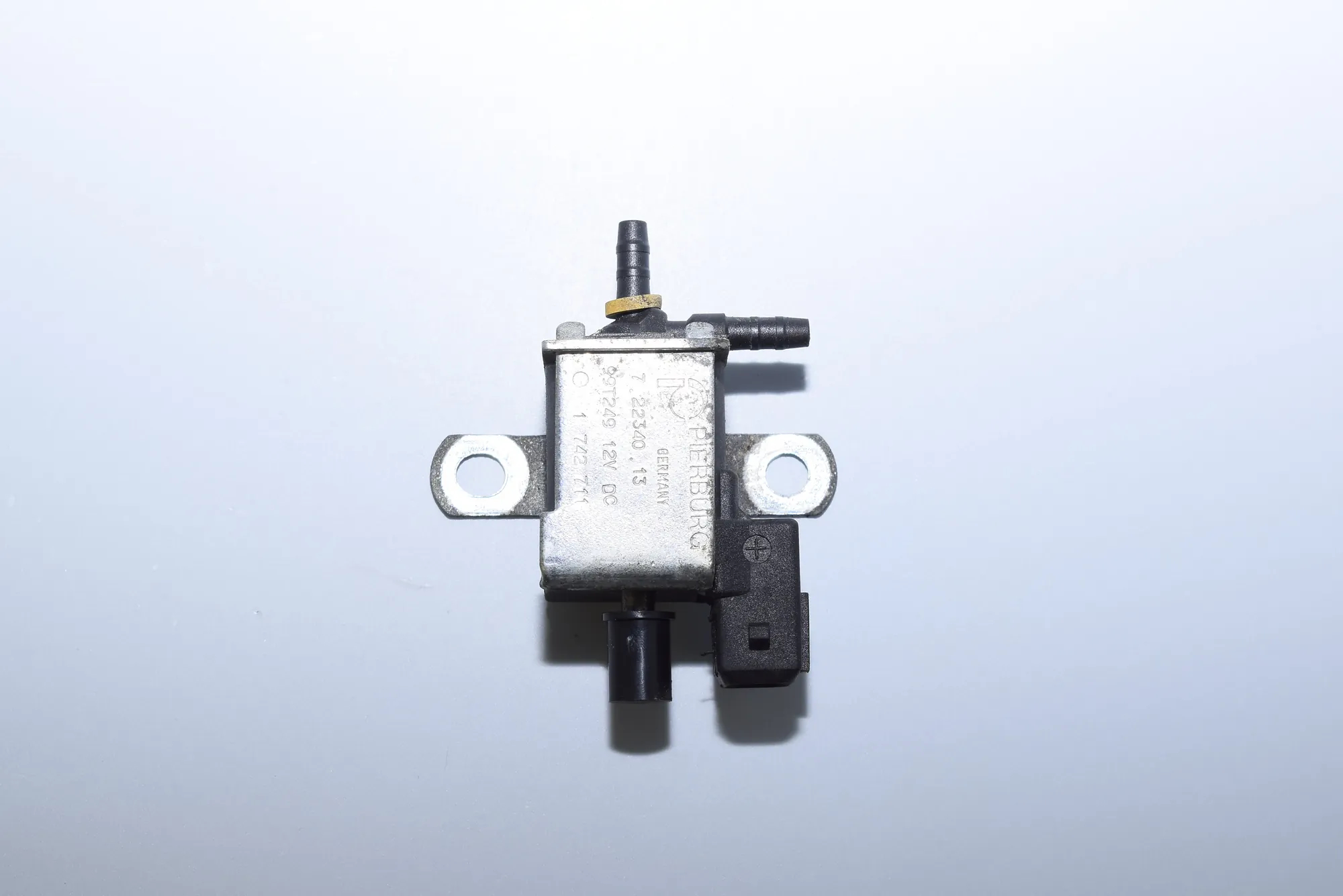 Solenoid Valve – OEM 1742711 · BMW 7 (E38) 1999
