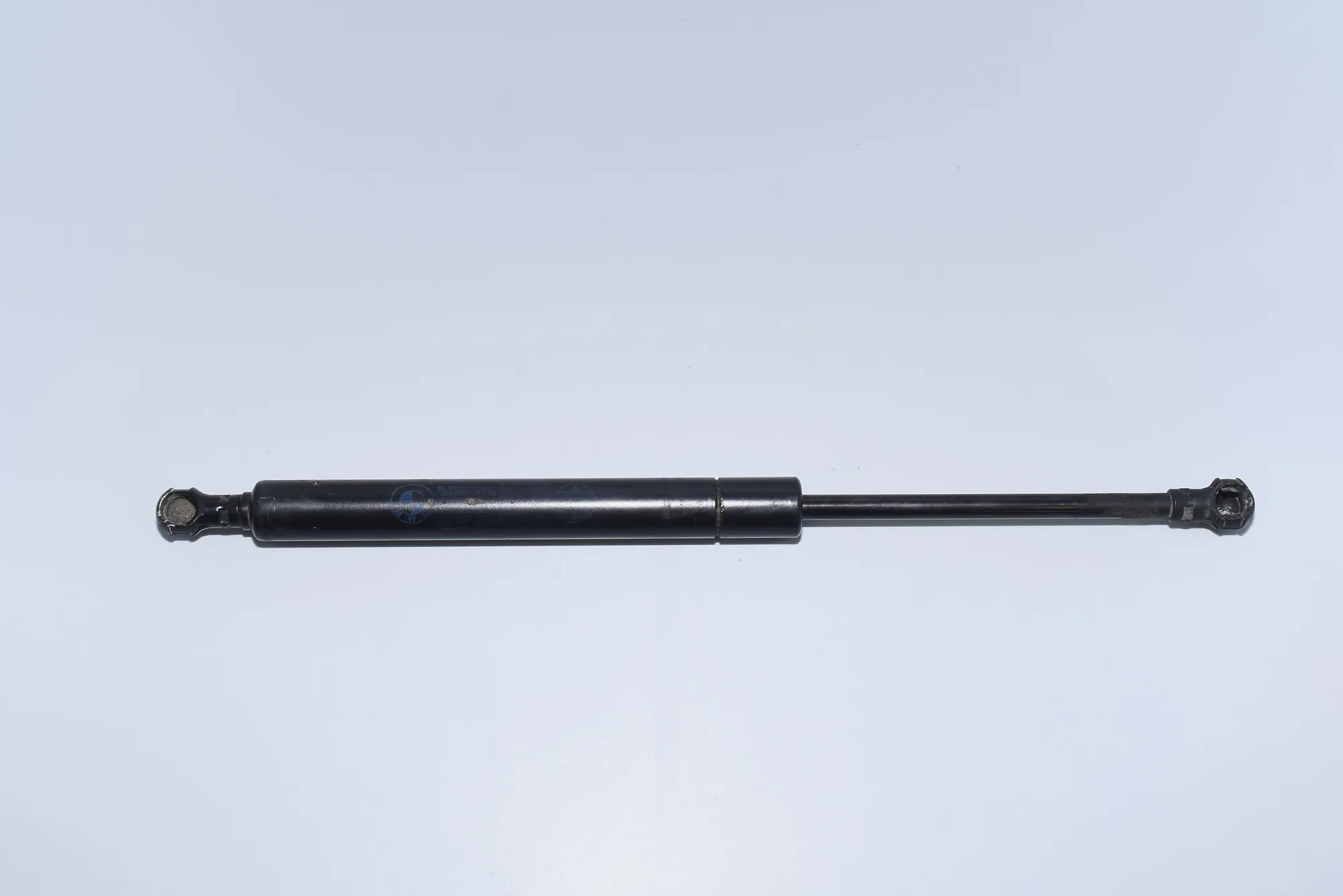Front Right Bonnet Strut – OEM 8150077 · BMW 7 (E38) 1999 – 2