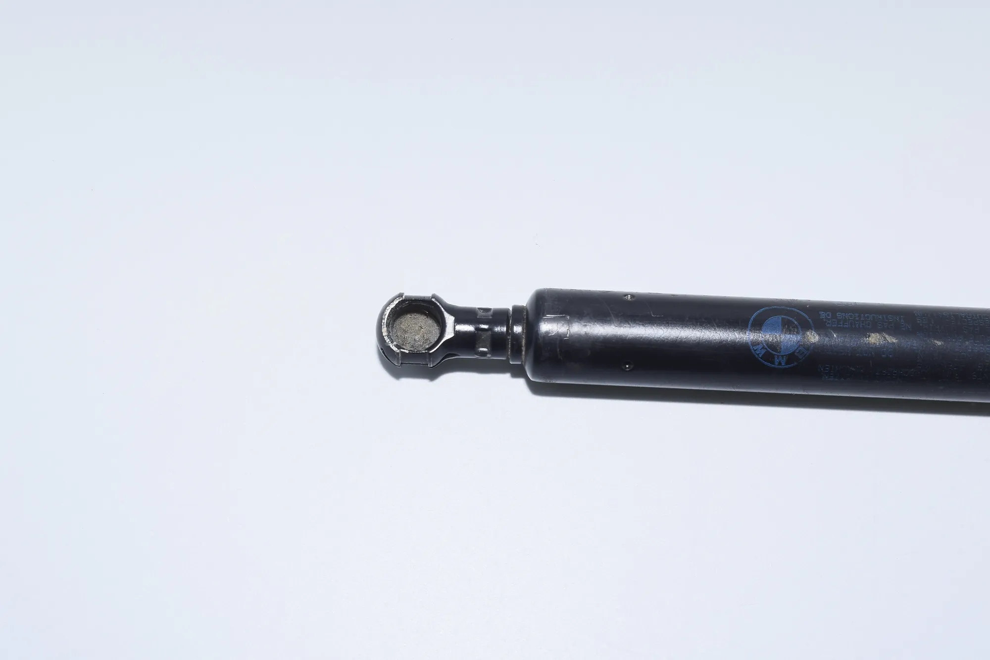 Front Right Bonnet Strut – OEM 8150077 · BMW 7 (E38) 1999 – 4