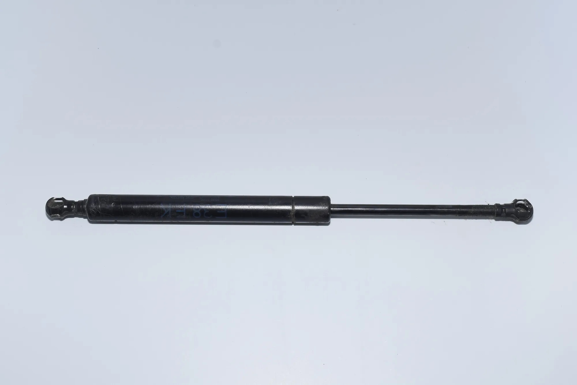 Front Left Bonnet Strut – OEM 8150077 · BMW 7 (E38) 1999 – 5