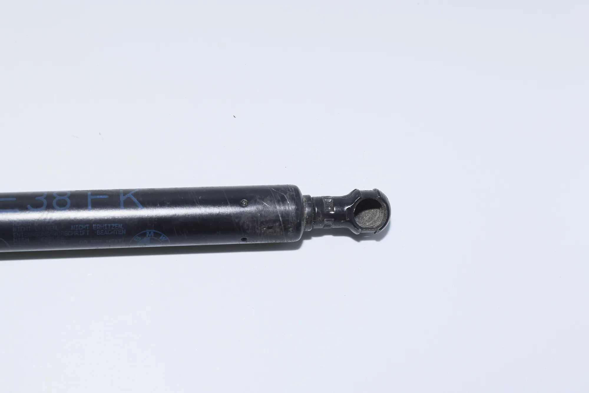 Front Left Bonnet Strut – OEM 8150077 · BMW 7 (E38) 1999 – 6