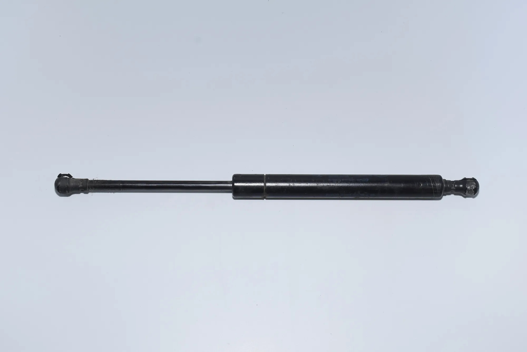 Front Left Bonnet Strut – OEM 8150077 · BMW 7 (E38) 1999