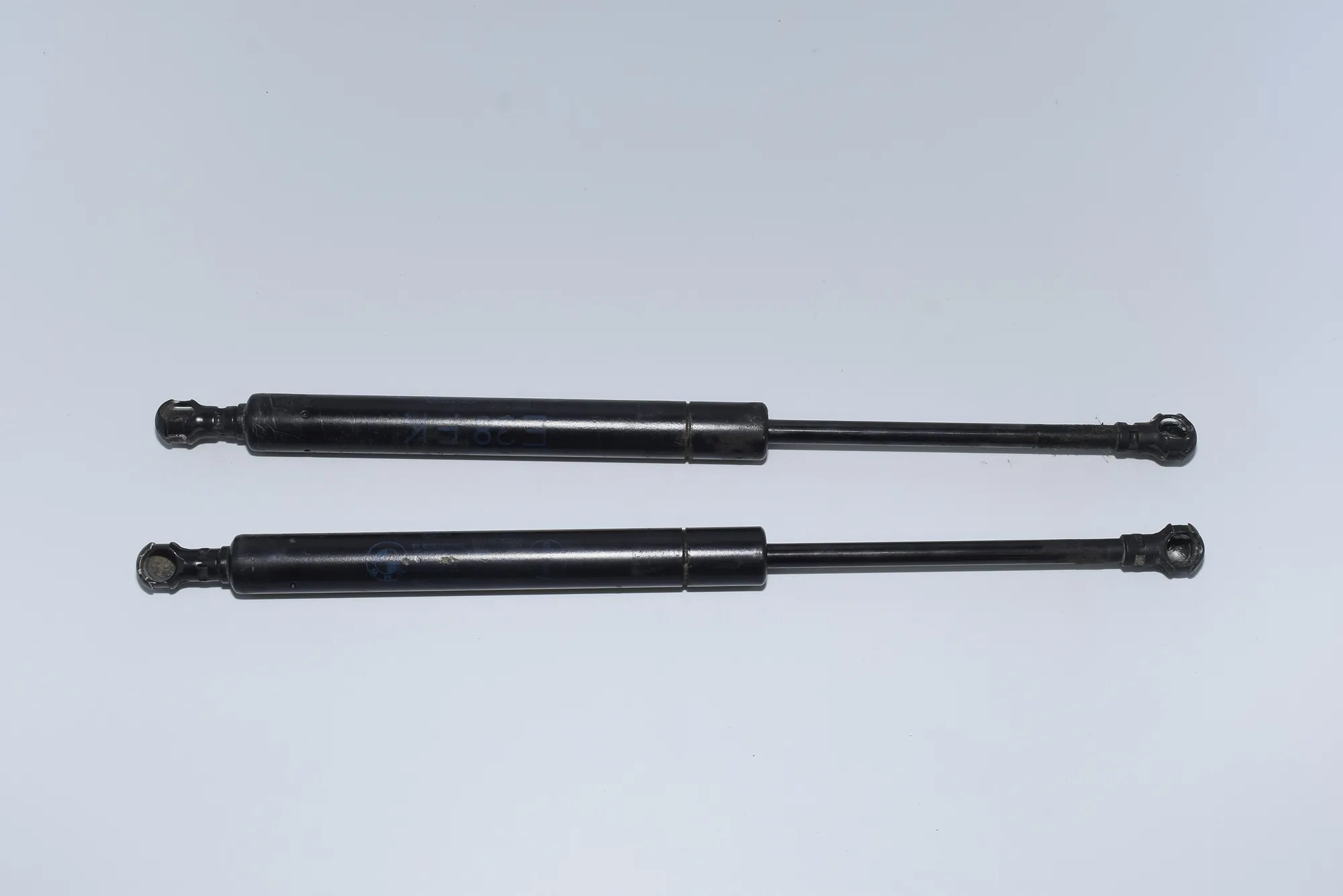 Front Left Bonnet Strut – OEM 8150077 · BMW 7 (E38) 1999 – 4