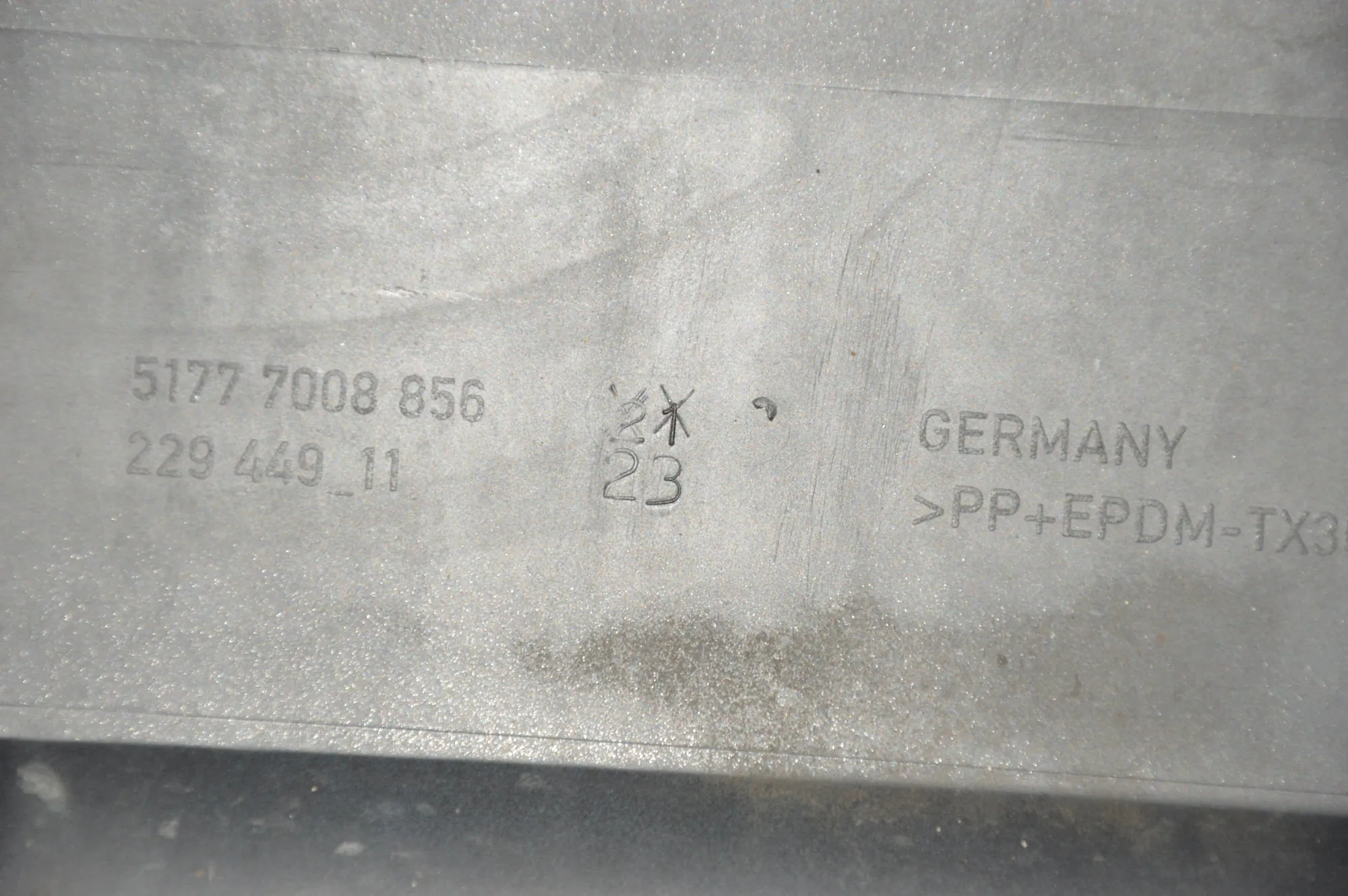 Right Side Plastic Sideskirt Cover – OEM 7008856 · BMW 6 (E63) 645 Ci 2004 – 5