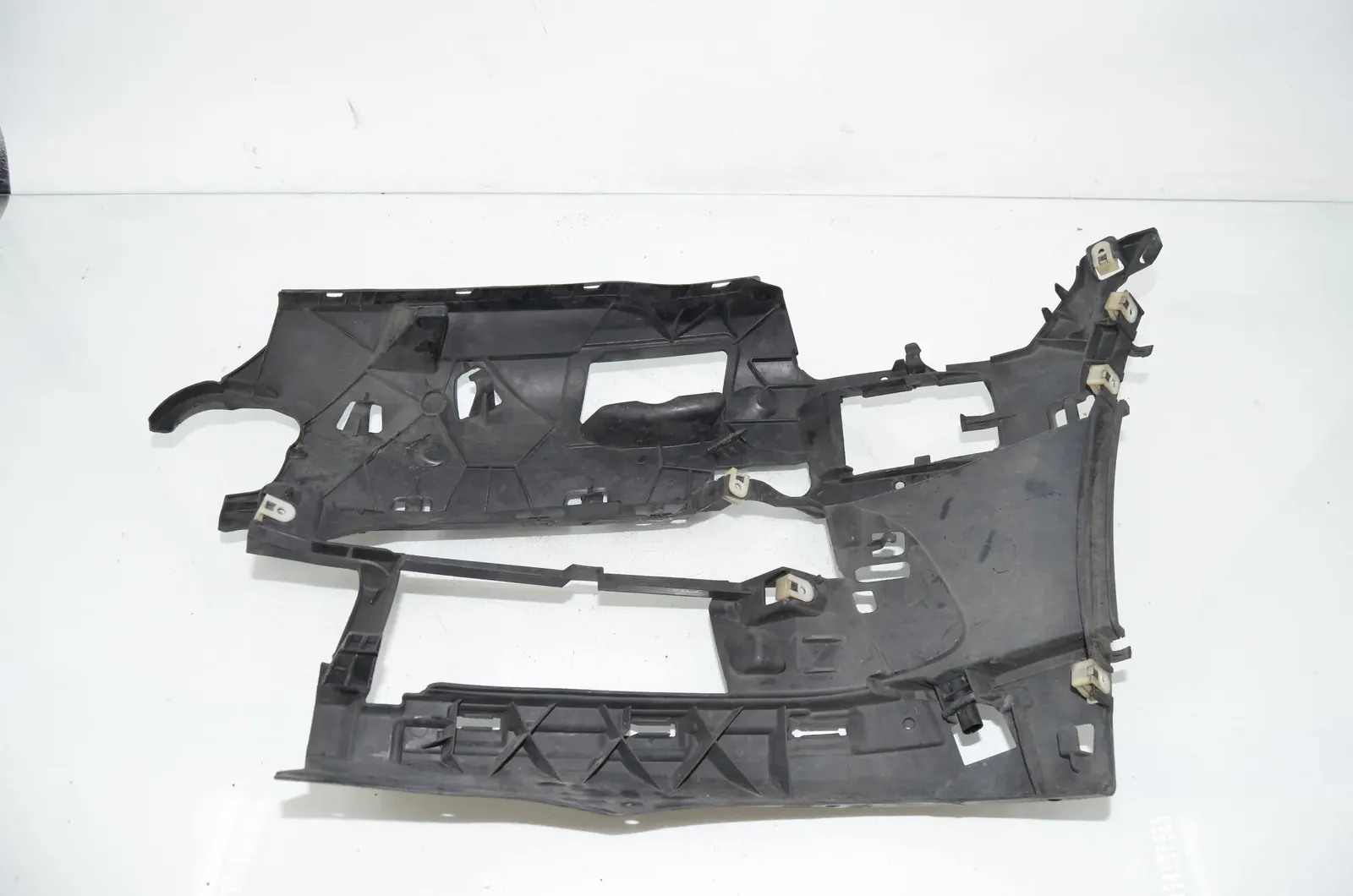 Front Right Bumper Bracket – OEM 7357230 · BMW 7 (G11, G12) 750 d, Ld xDrive 2016 – 4