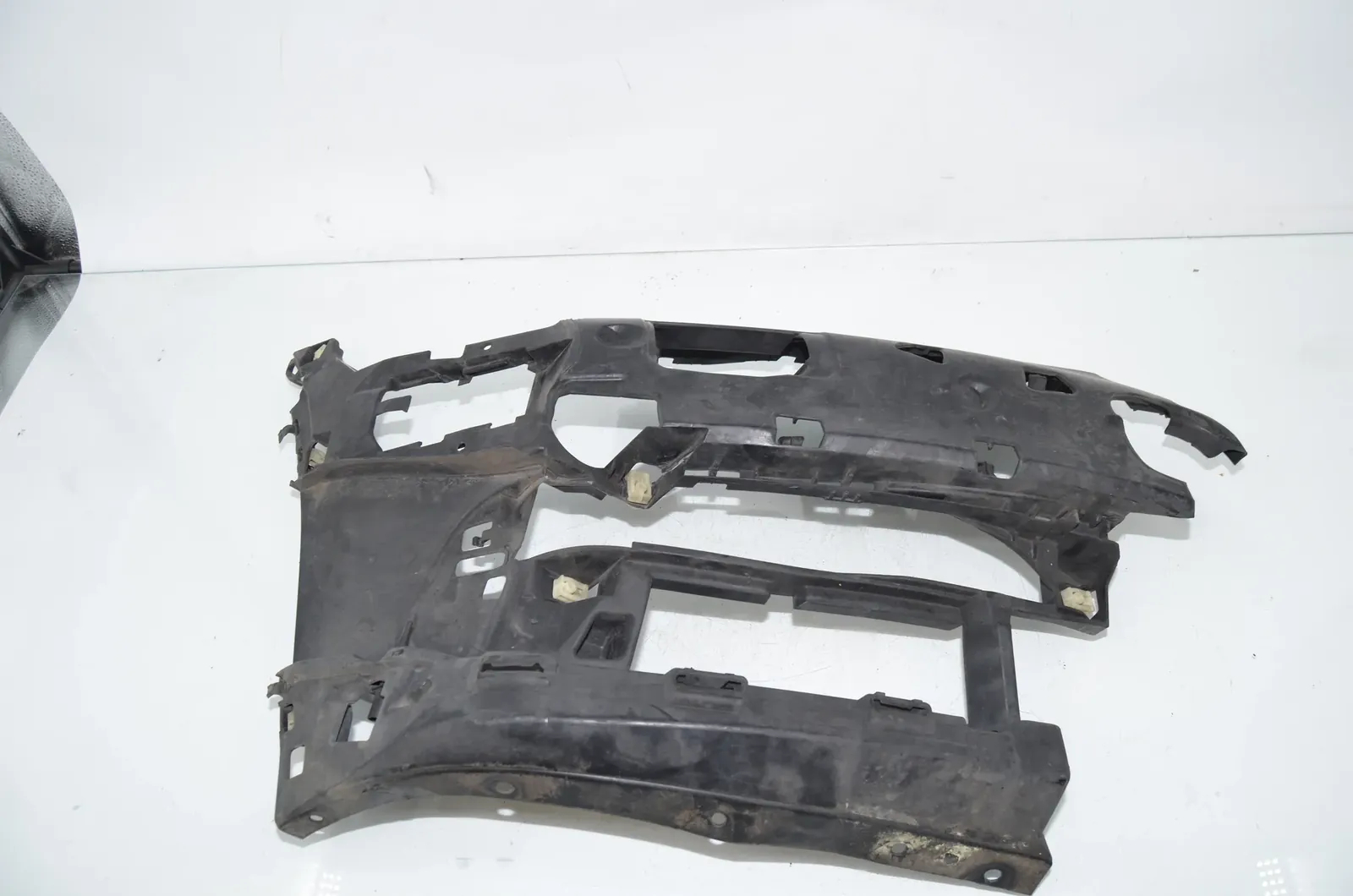 Front Right Bumper Bracket – OEM 7357230 · BMW 7 (G11, G12) 750 d, Ld xDrive 2016