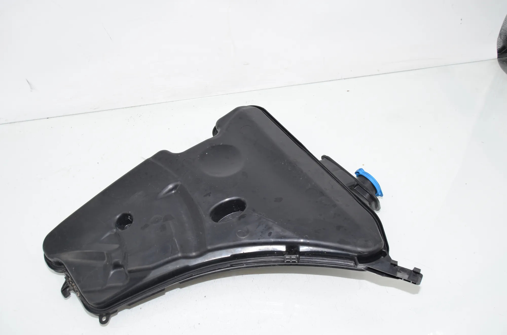 Window Washer Tank – OEM 7377035 · BMW 7 (G11, G12) 750 d, Ld xDrive 2016 – 3