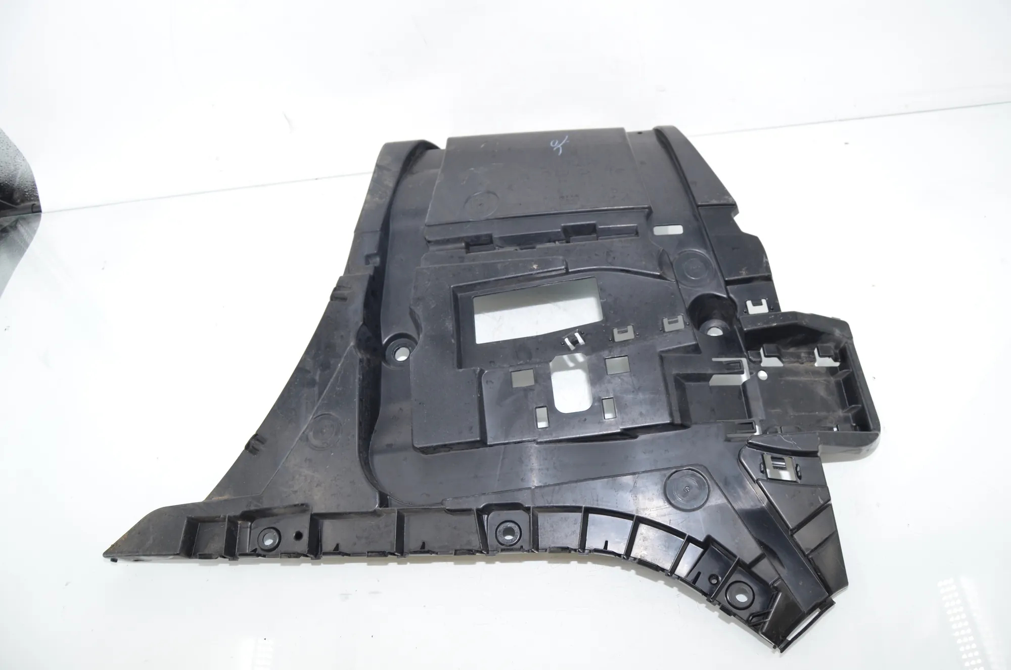 Rear Right Bumper Bracket – OEM 7357148 · BMW 7 (G11, G12) 750 d, Ld xDrive 2016 – 2