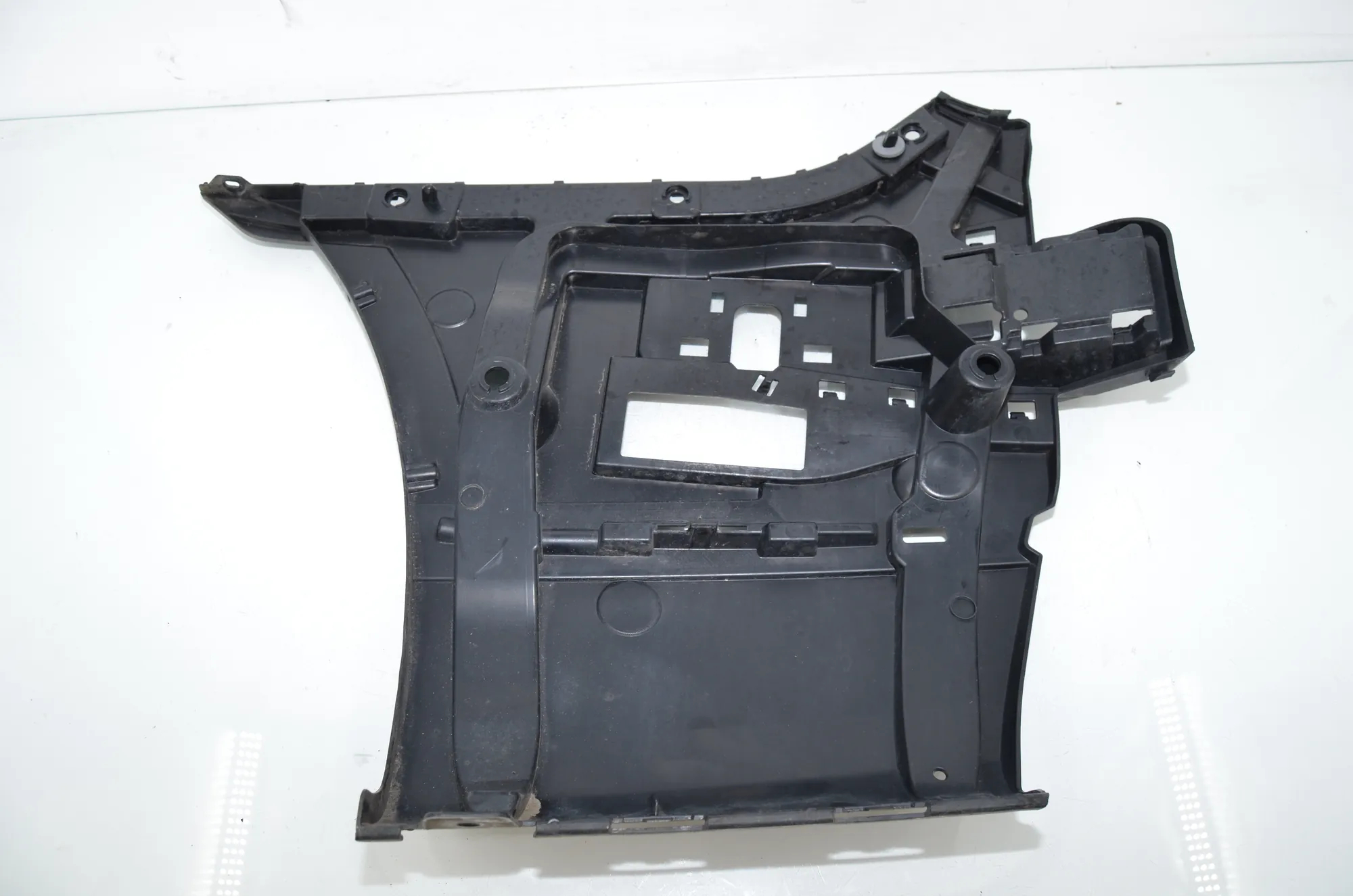 Rear Right Bumper Bracket – OEM 7357148 · BMW 7 (G11, G12) 750 d, Ld xDrive 2016 – 3