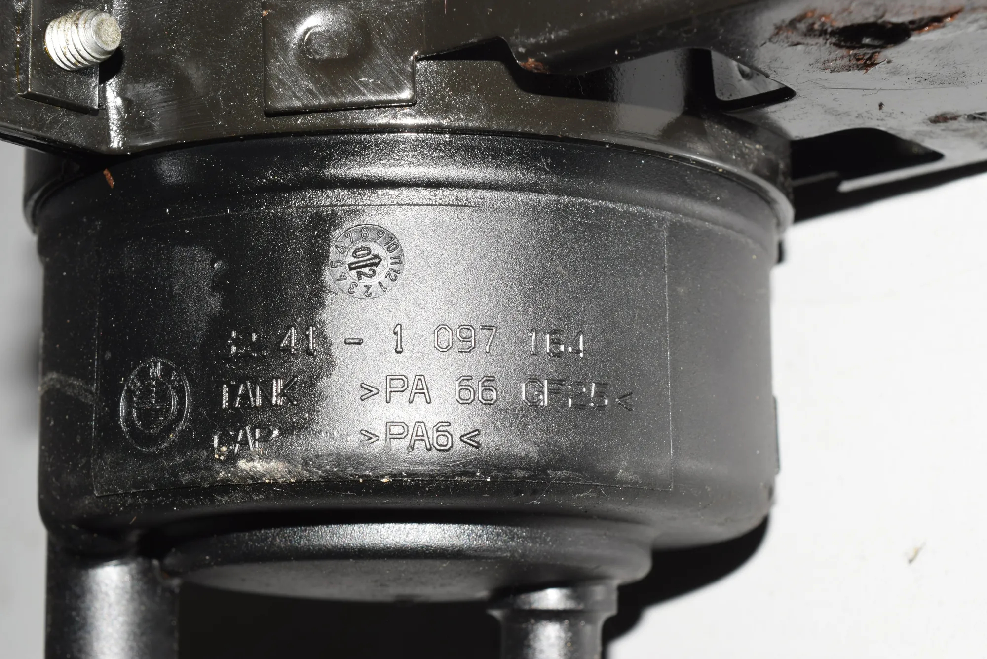 Power Steering Pump Tank – OEM 1097164 · BMW X5 (E53) BMW X5 (E53) 2002 – 4