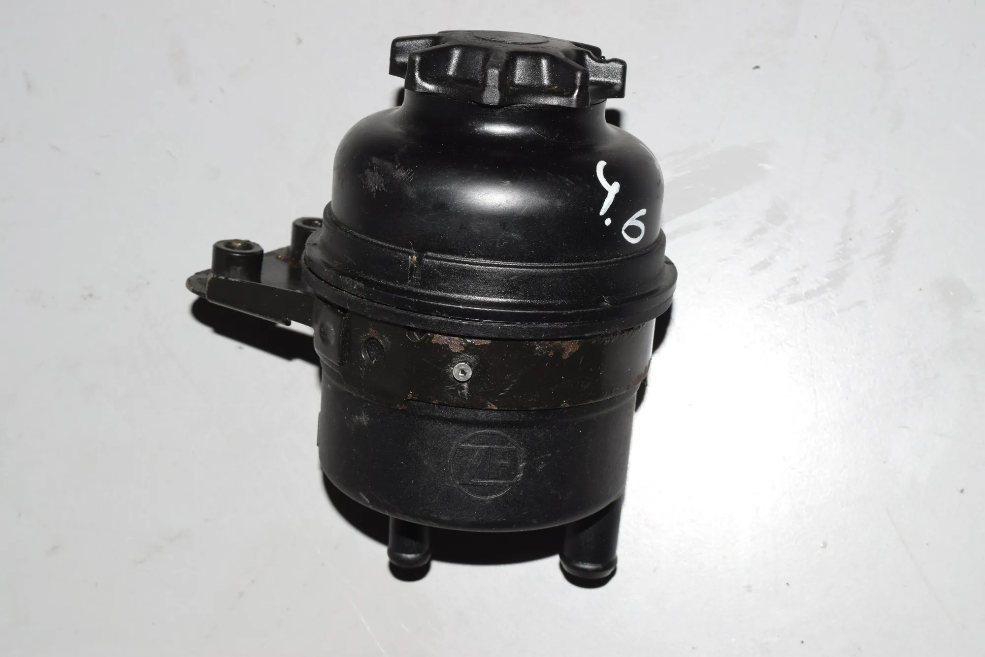 Power Steering Pump Tank – OEM 1097164 · BMW X5 (E53) BMW X5 (E53) 2002