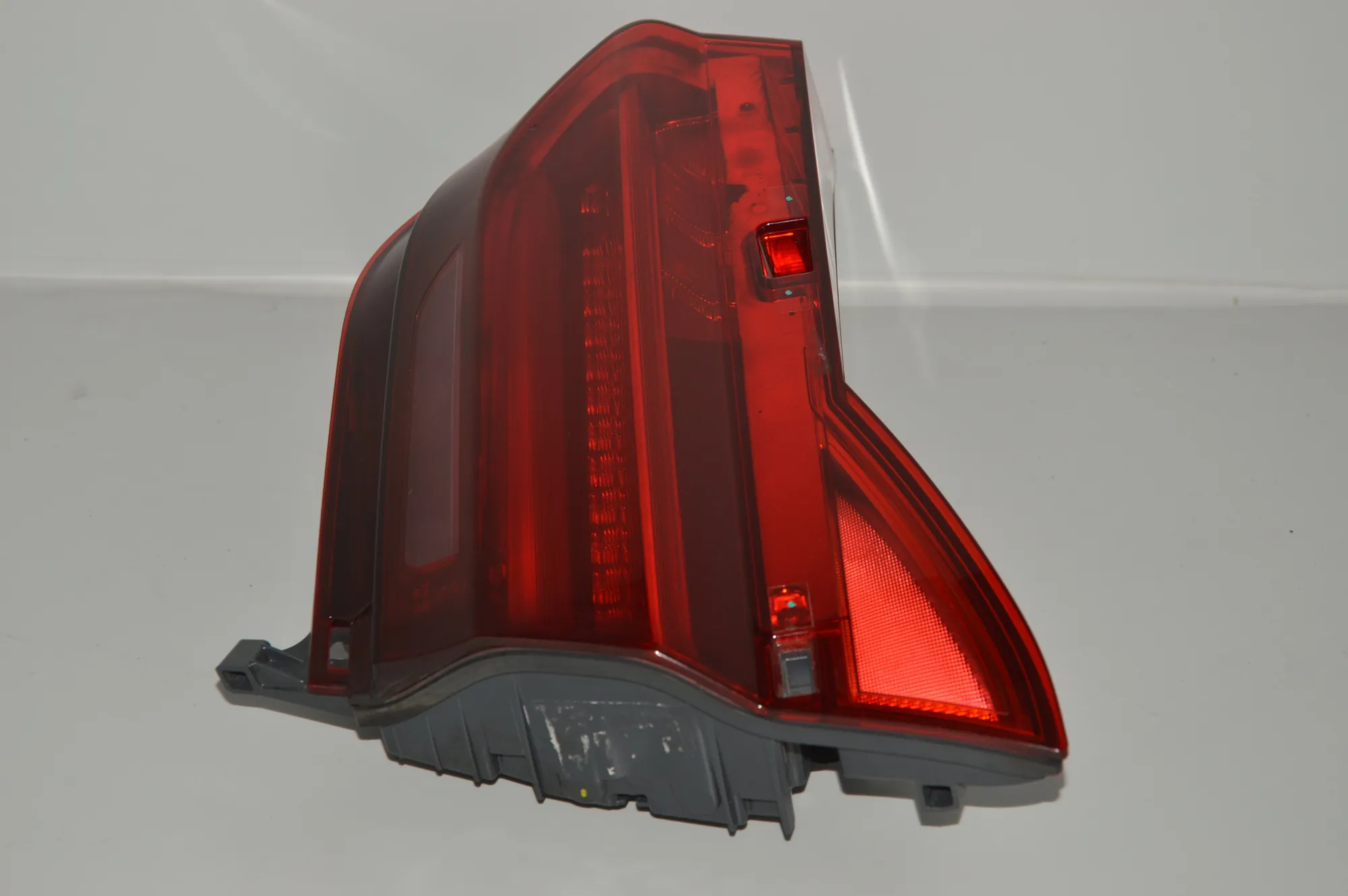 Right Side Tailgate Tail Light – OEM NA · BMW 7 (G11, G12) BMW 7 (G11, G12) 730 d, Ld xDrive 2016