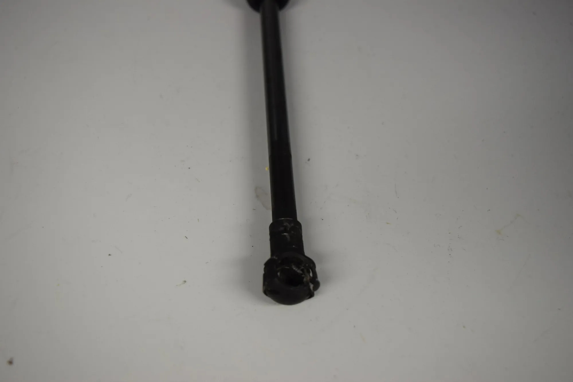 Front Right Bonnet Strut – OEM 8150077 · BMW 7 (E38) 728 i, iL 2000 – 4