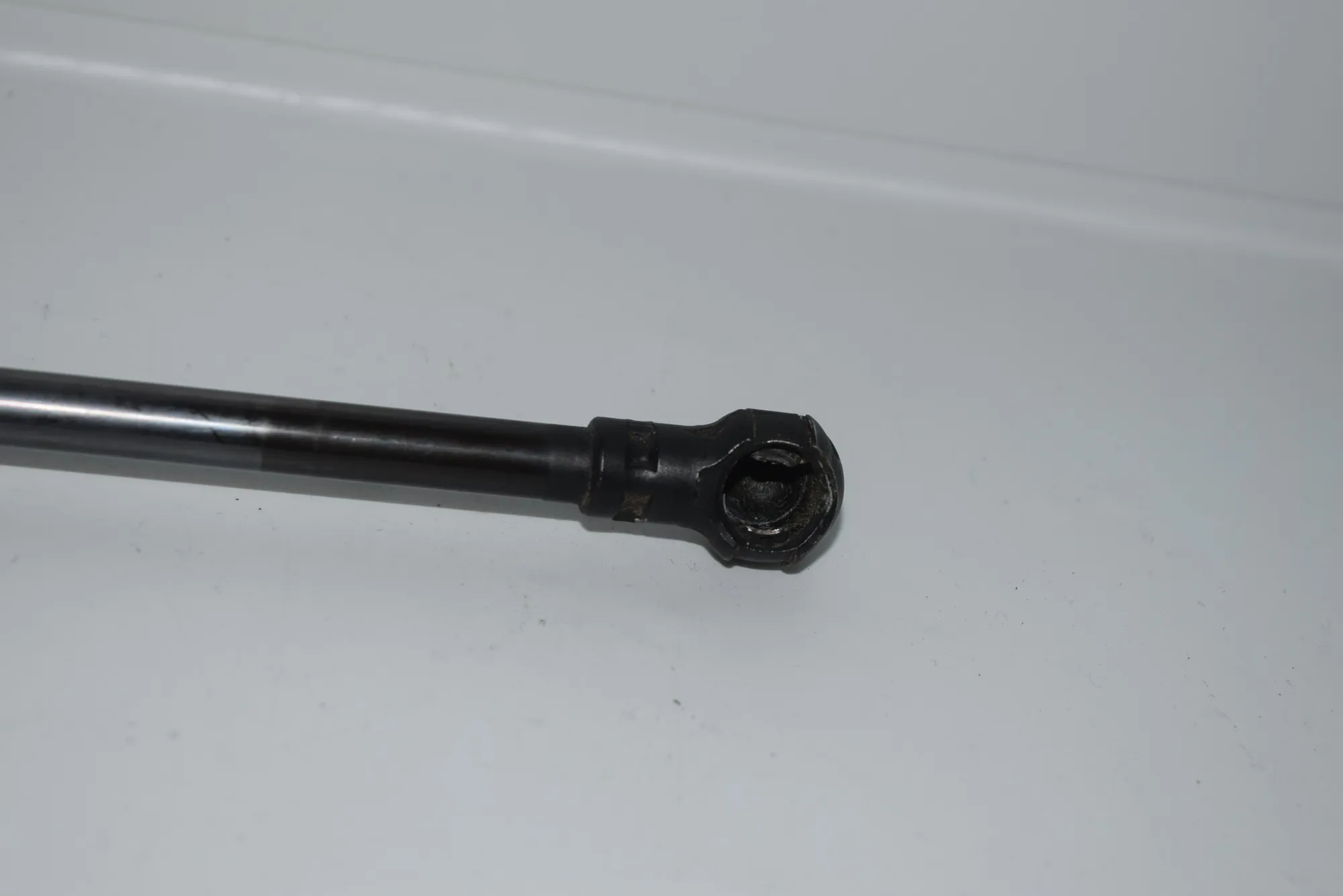 Front Left Bonnet Strut – OEM 8150077 · BMW 7 (E38) 728 i, iL 2000 – 2