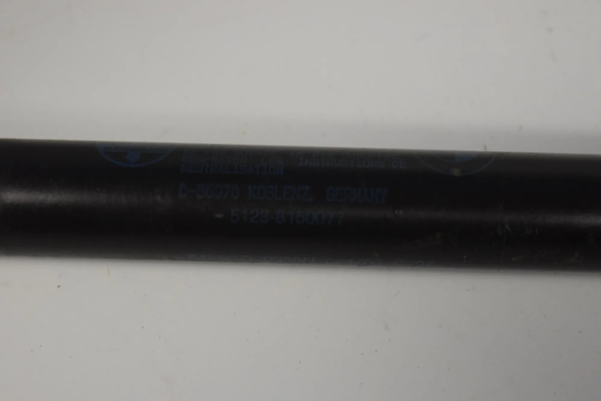Front Left Bonnet Strut – OEM 8150077 · BMW 7 (E38) 728 i, iL 2000 – 4