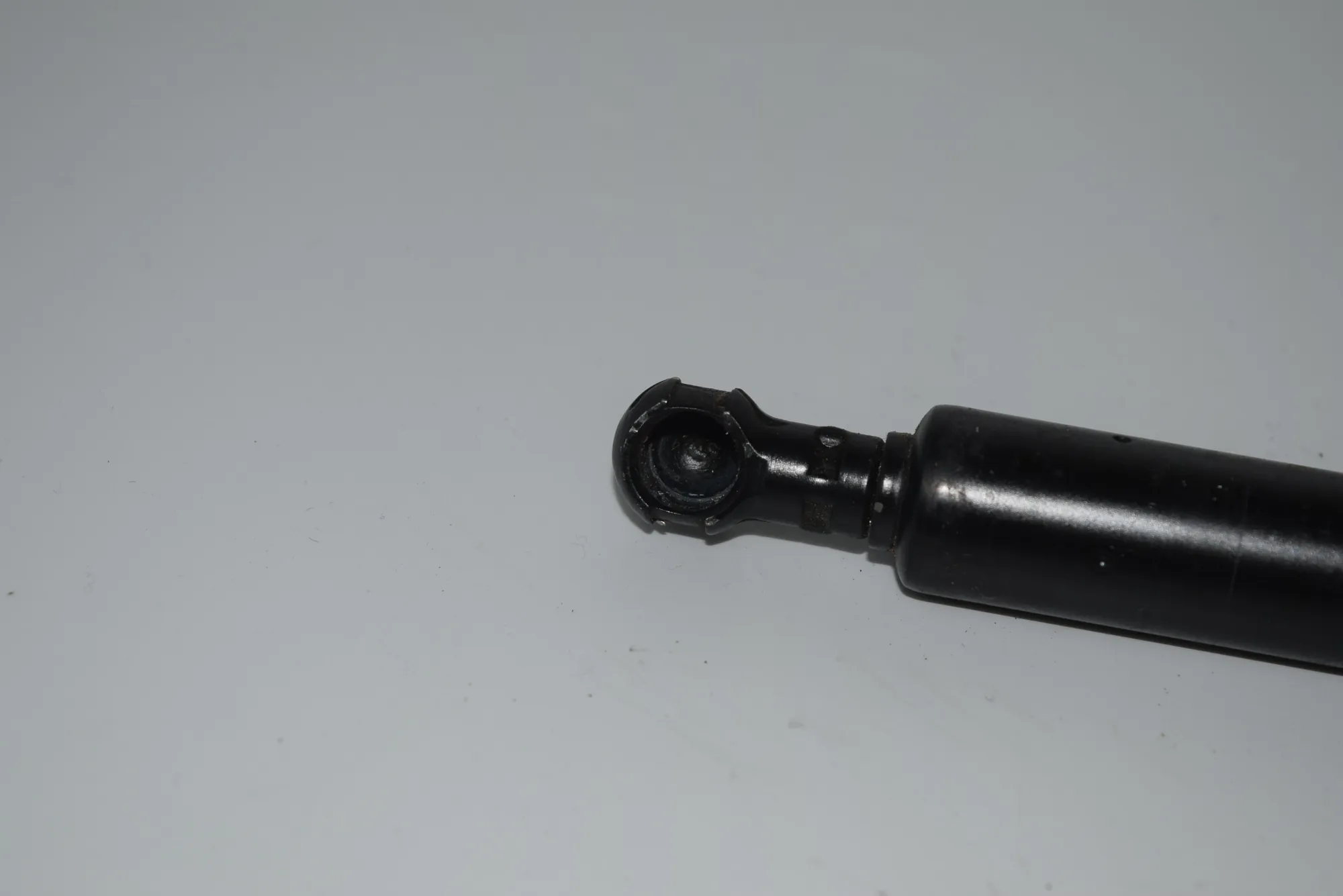 Front Left Bonnet Strut – OEM 8150077 · BMW 7 (E38) 728 i, iL 2000 – 3