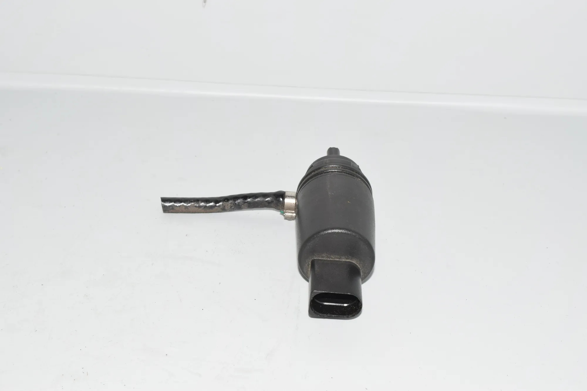 Washer Tank Motor – OEM 8377612 · BMW 7 (E38) 728 i, iL 2000 – 2