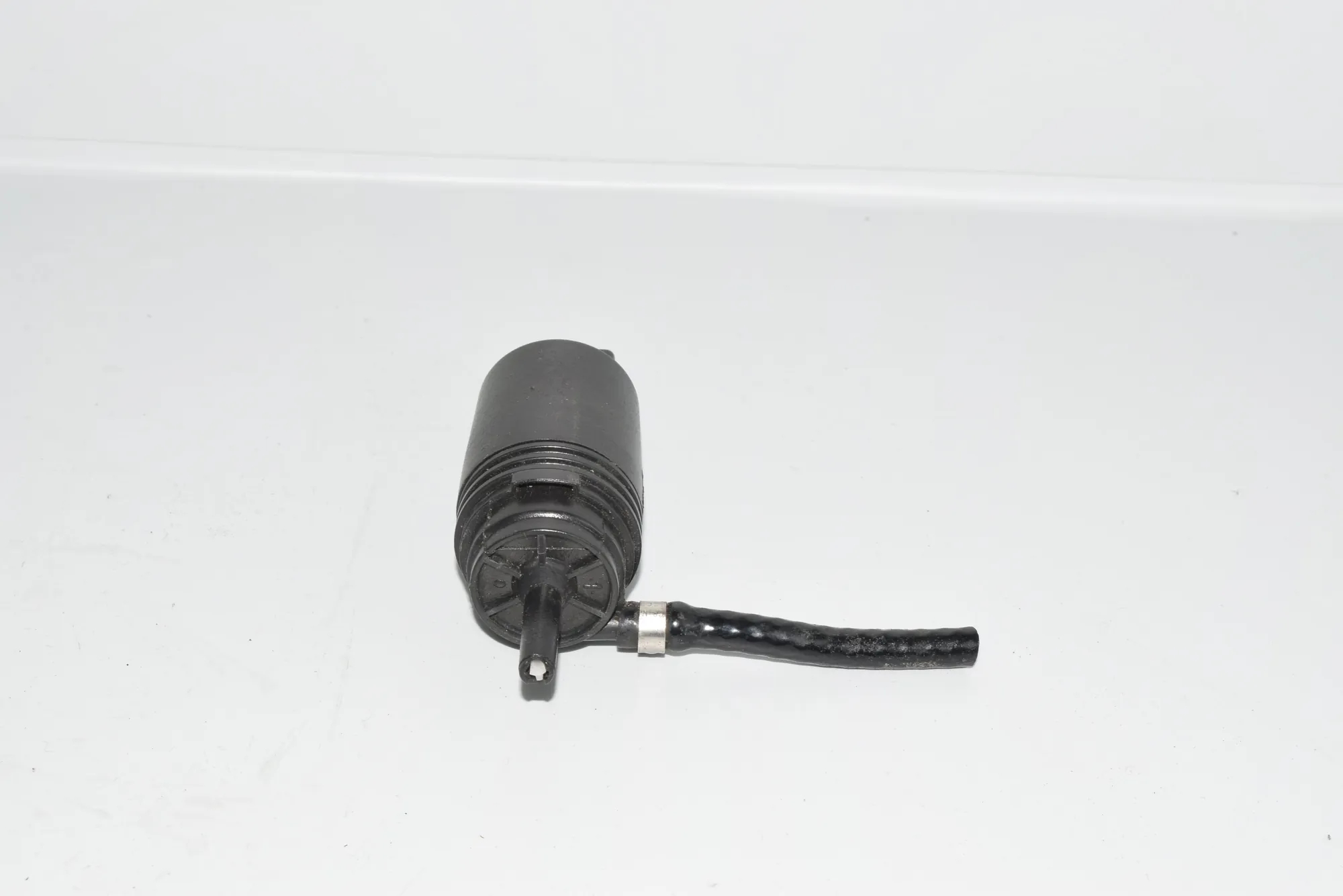 Washer Tank Motor – OEM 8377612 · BMW 7 (E38) 728 i, iL 2000 – 3