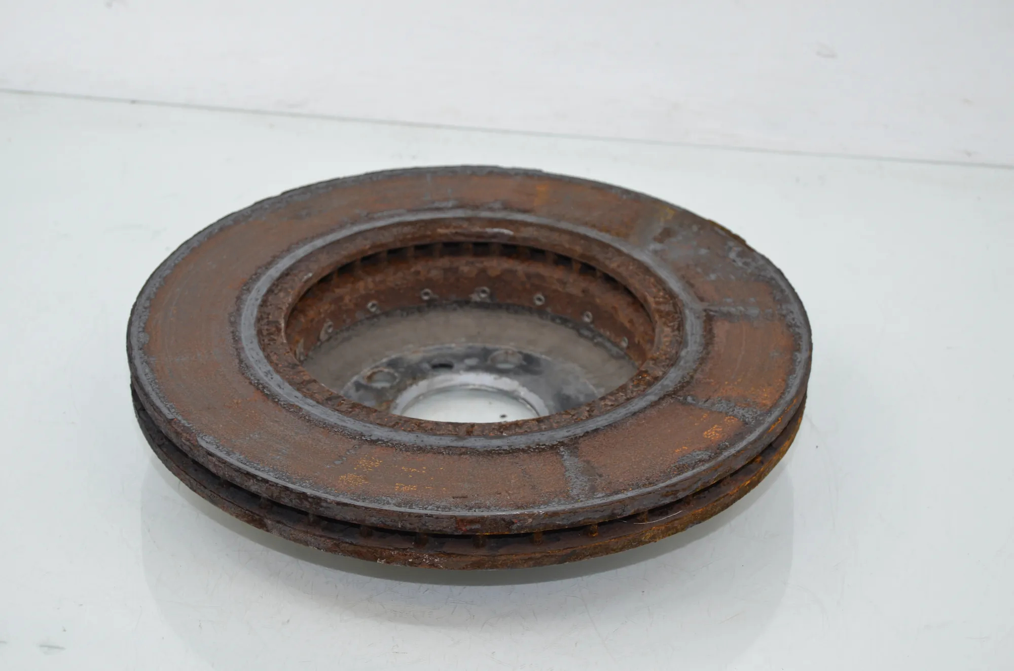 Front Left Brake Disc – OEM 6898729 · BMW 5 Touring (F11) 530 d xDrive 2011 – 4